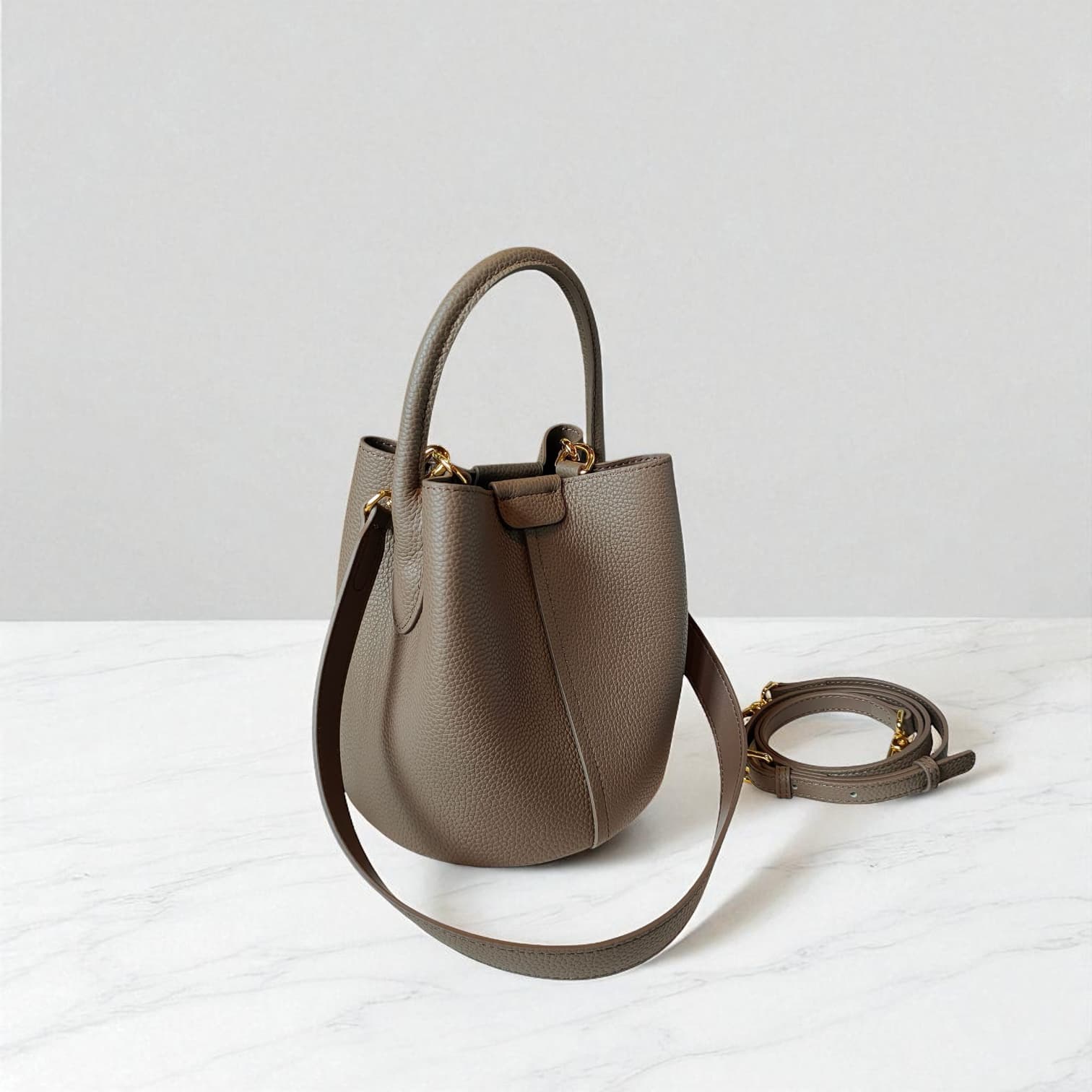331 牛革TOP’H’バケツバッグ ベージュ|2WAYシルエットで通勤にも休日にも