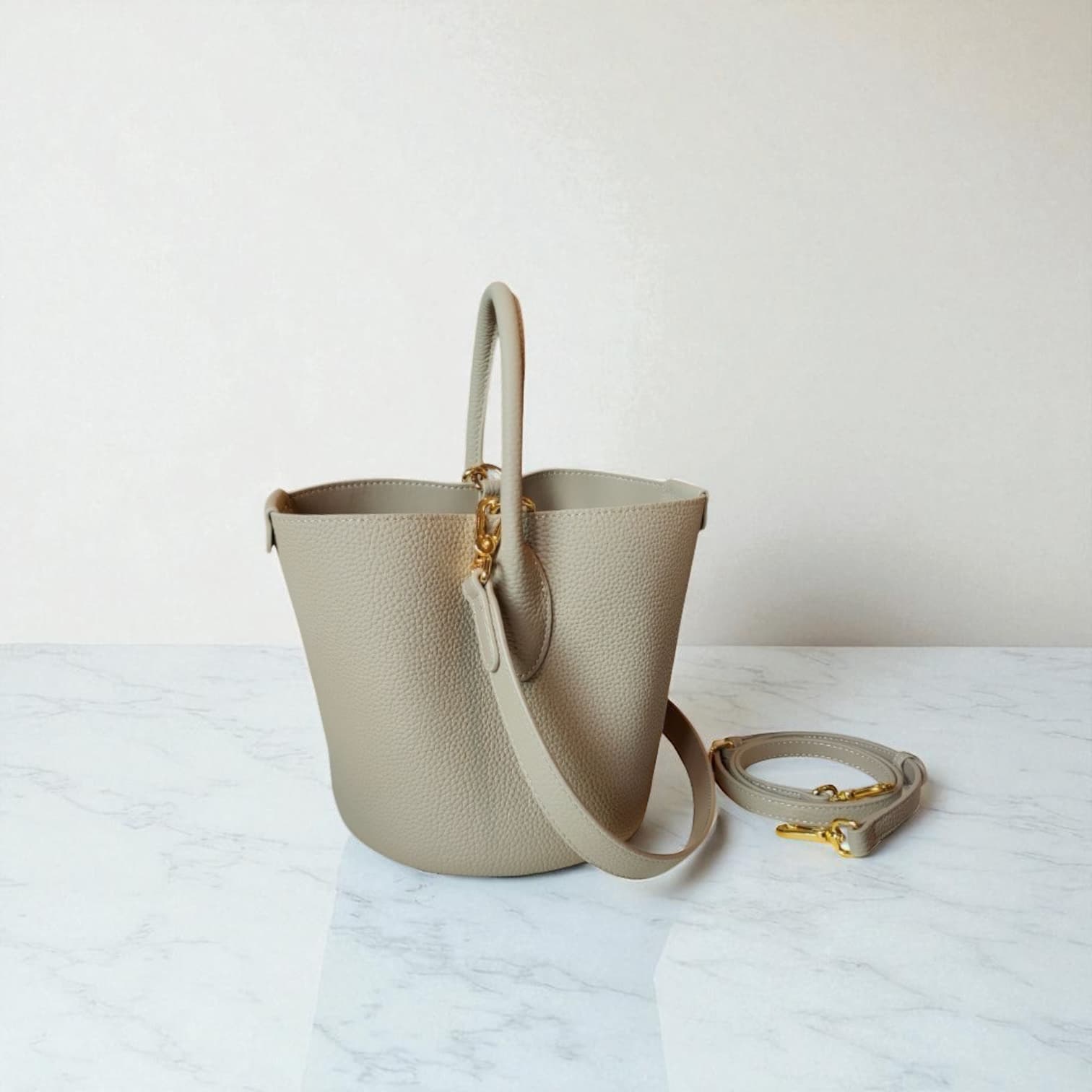 331 牛革TOP’H’バケツバッグ グレー|2WAYシルエットで通勤にも休日にも