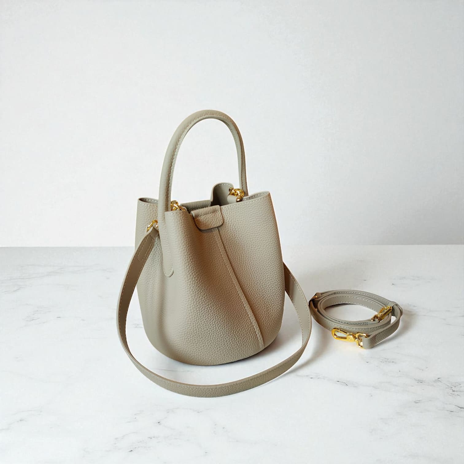 331 牛革TOP’H’バケツバッグ グレー|2WAYシルエットで通勤にも休日にも