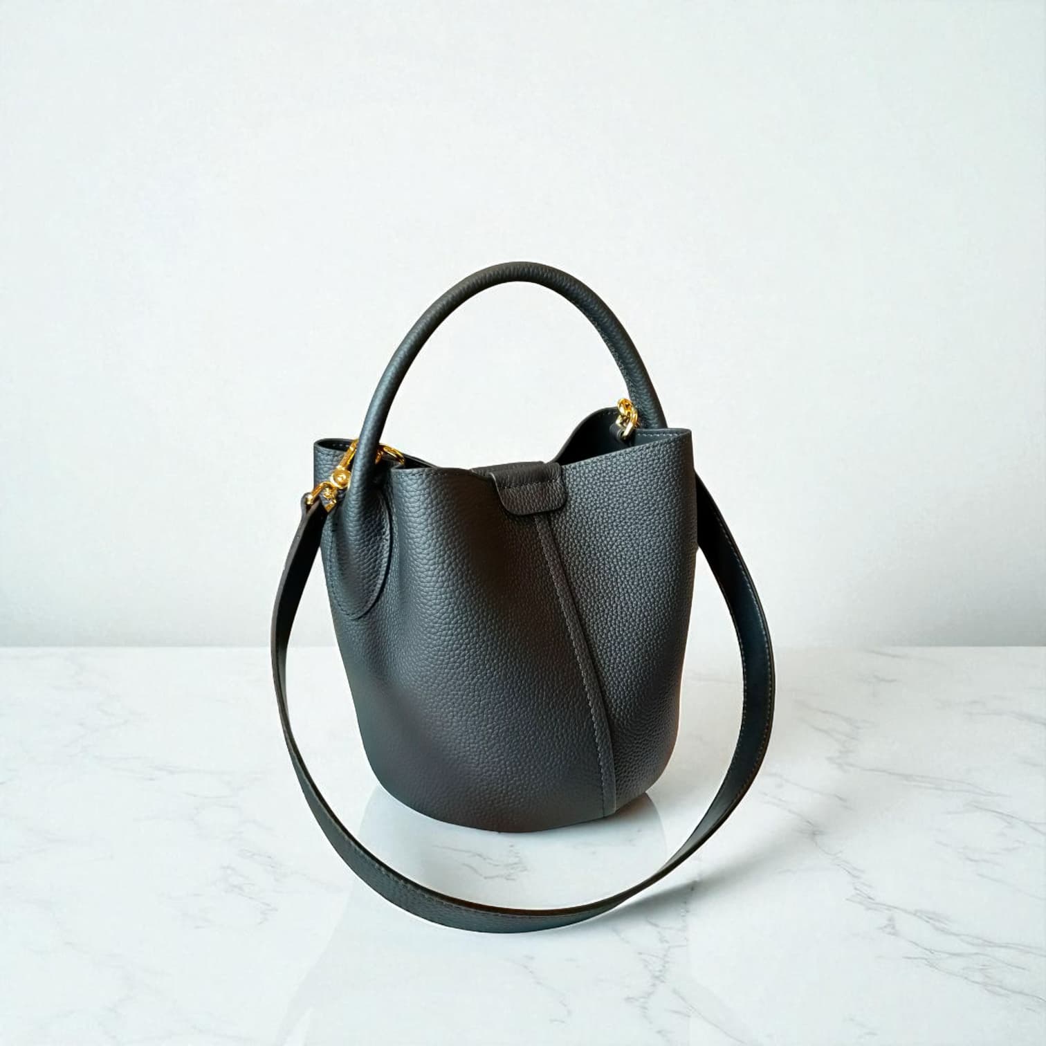 331 牛革TOP’H’バケツバッグ ブラック|2WAYシルエットで通勤にも休日にも