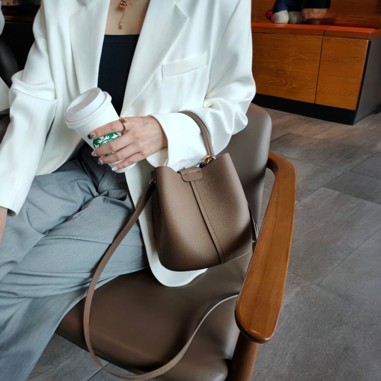 331 牛革TOP’H’バケツバッグ ベージュ|2WAYシルエットで通勤にも休日にも