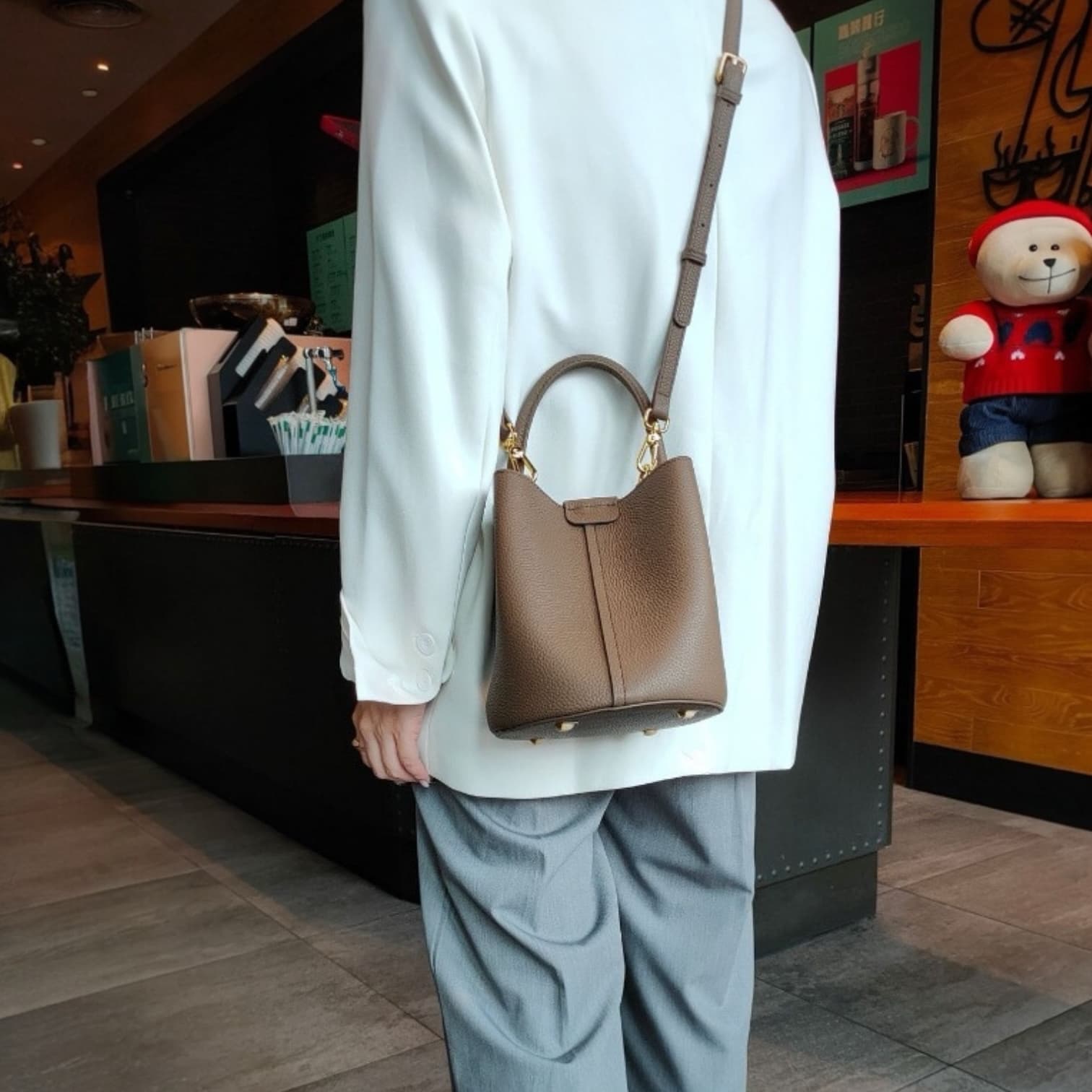 331 牛革TOP’H’バケツバッグ ベージュ|2WAYシルエットで通勤にも休日にも