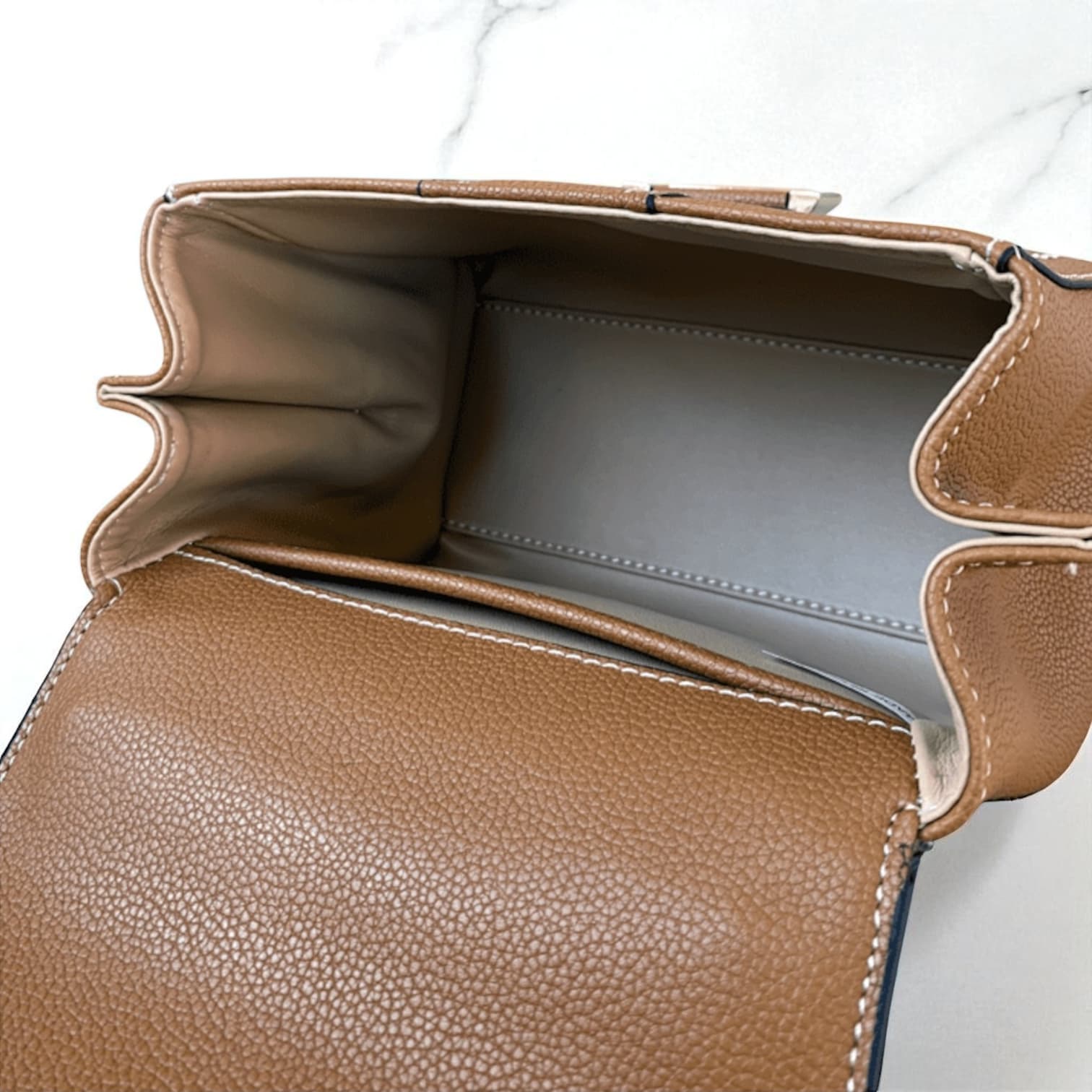 310 牛革TOP“H”ステッチバッグ Sサイズ|休日にもフォーマルにも映える上質レザー/BROWN