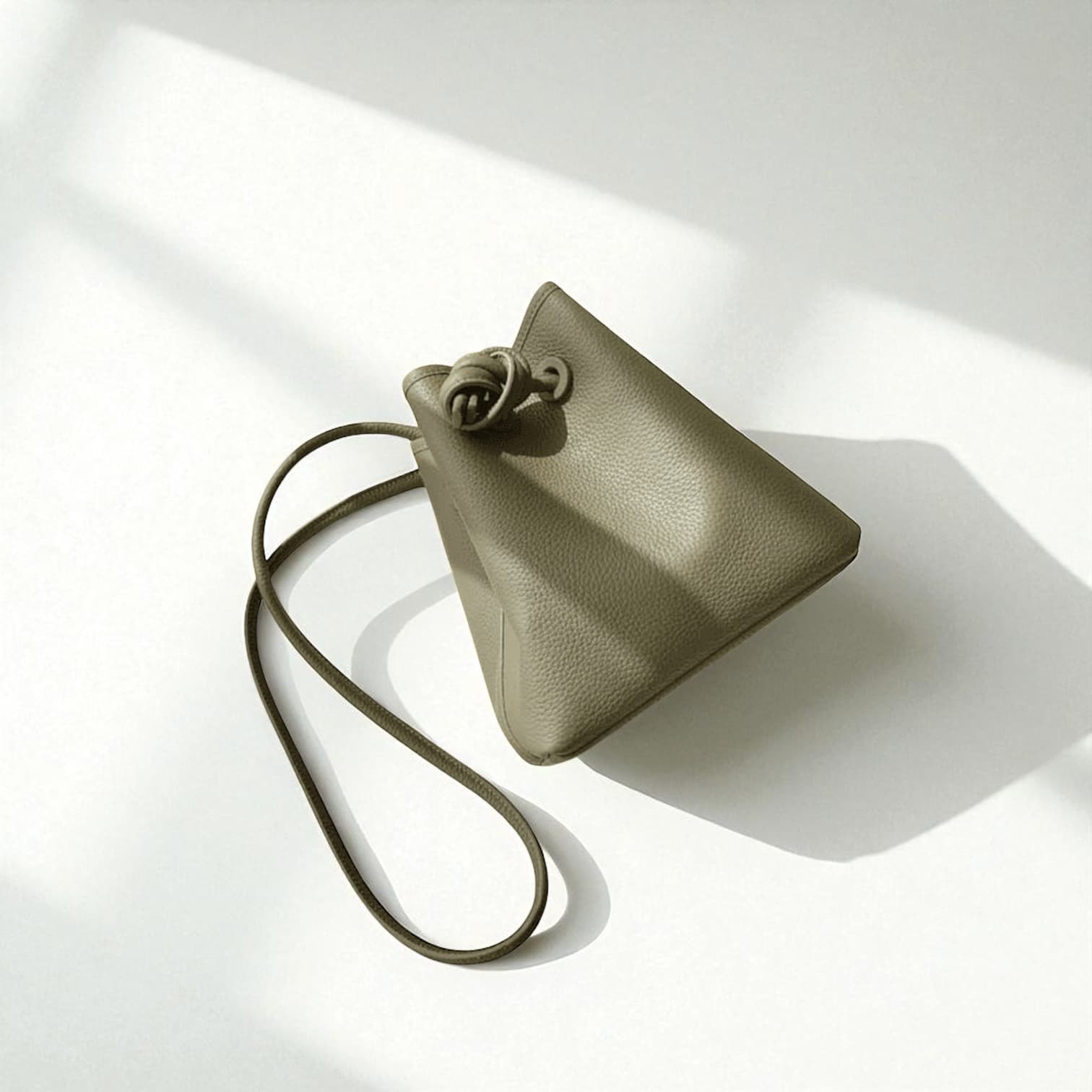 187本革巾着ハンドルバッグ ベージュ|大人カジュアルに最適 ルビリア