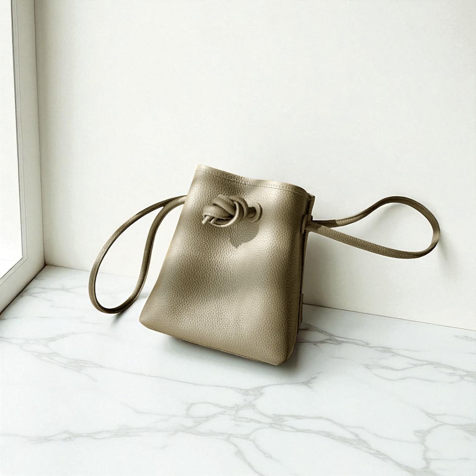 187本革巾着ハンドルバッグ ベージュ|大人カジュアルに最適 ルビリア