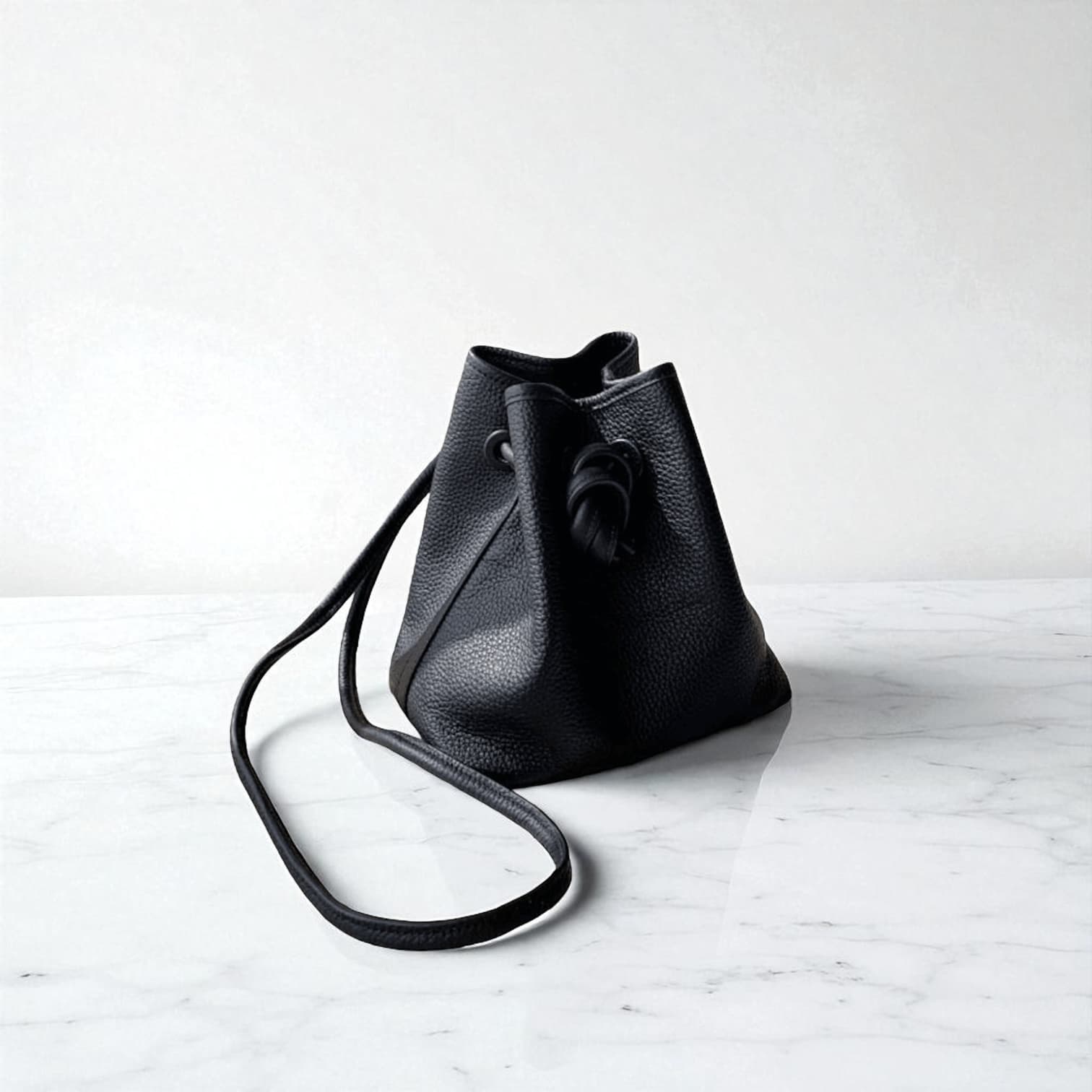 187本革巾着ハンドルバッグ ブラック|大人カジュアルに最適 ルビリア