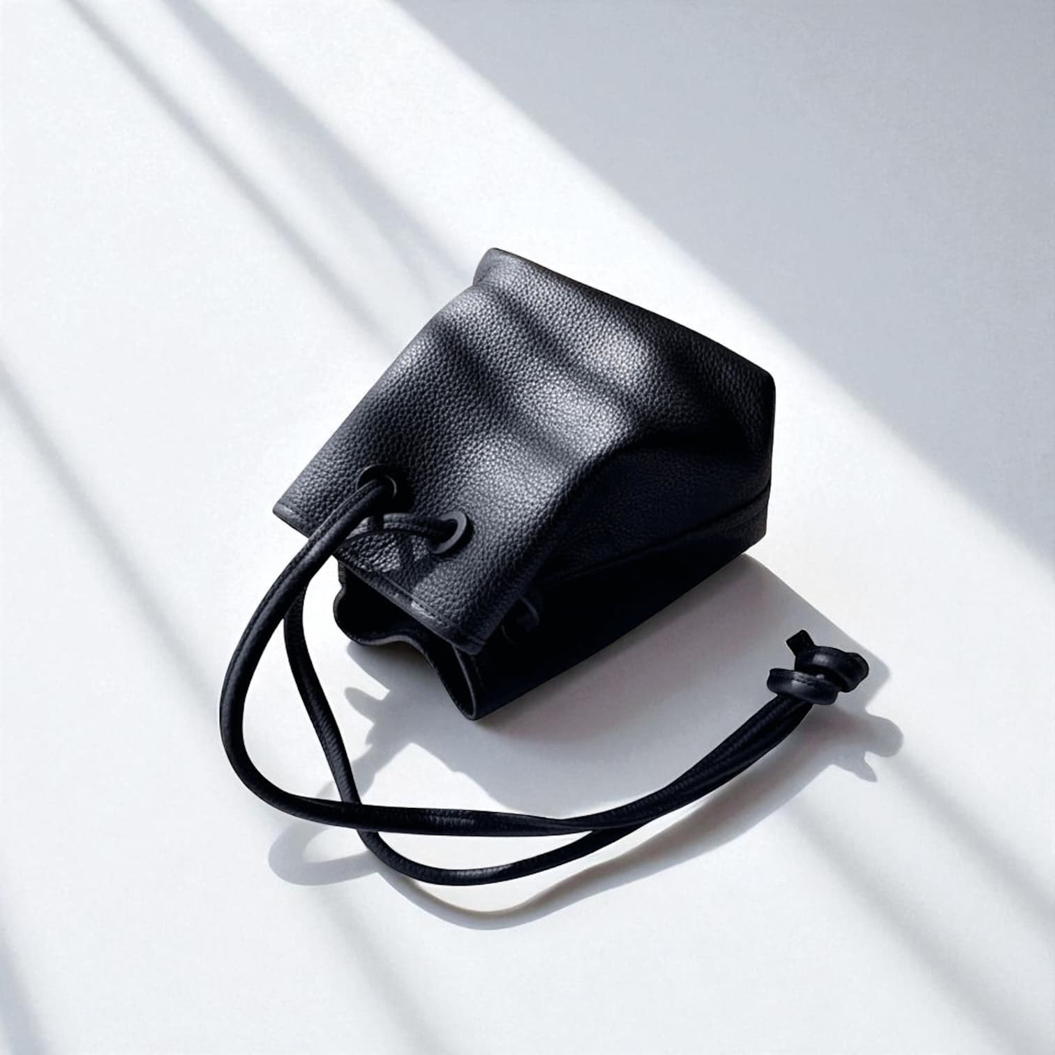 187本革巾着ハンドルバッグ ブラック|大人カジュアルに最適 ルビリア