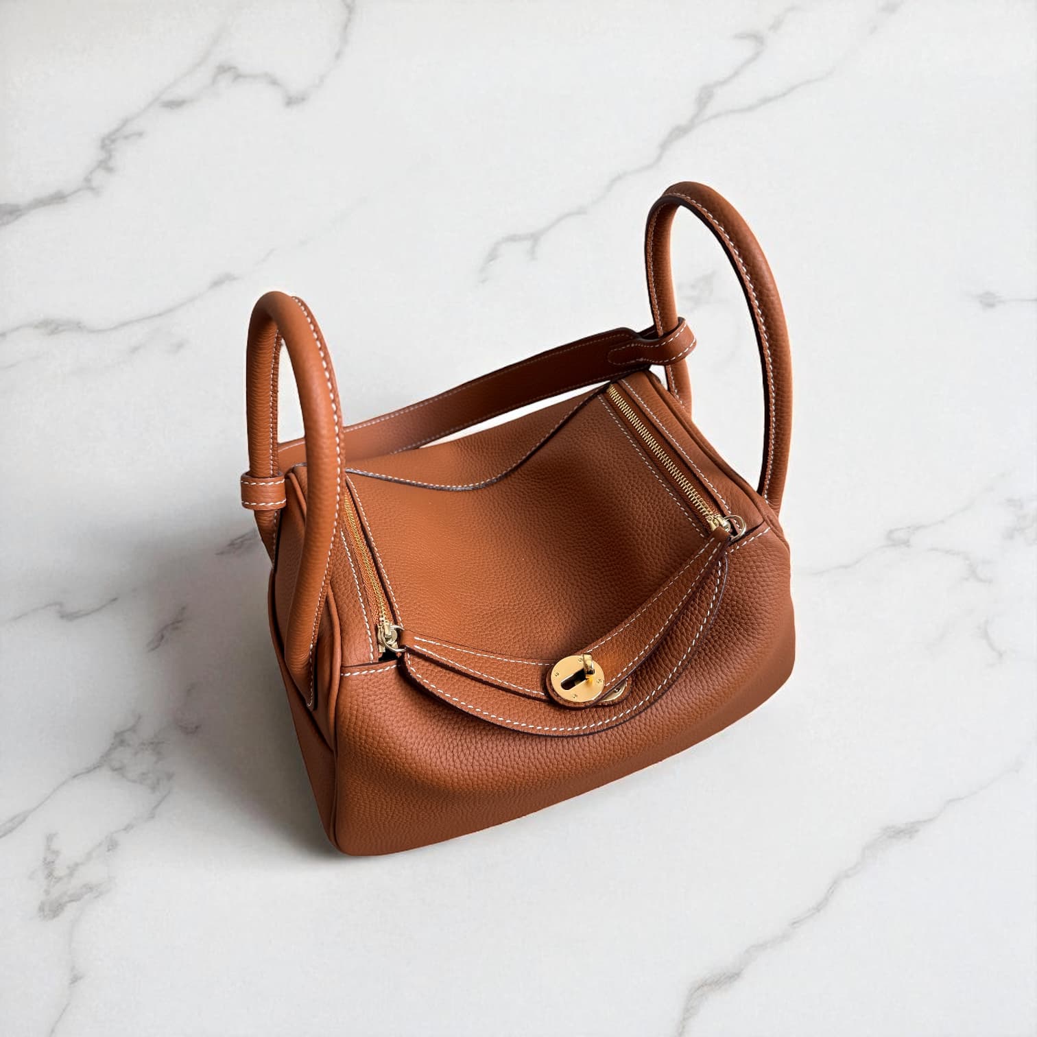 212 本革RDバッグ Mサイズ ブラウン / 肩掛けでも、手に持っても美しく見える計算されたハンドル設計