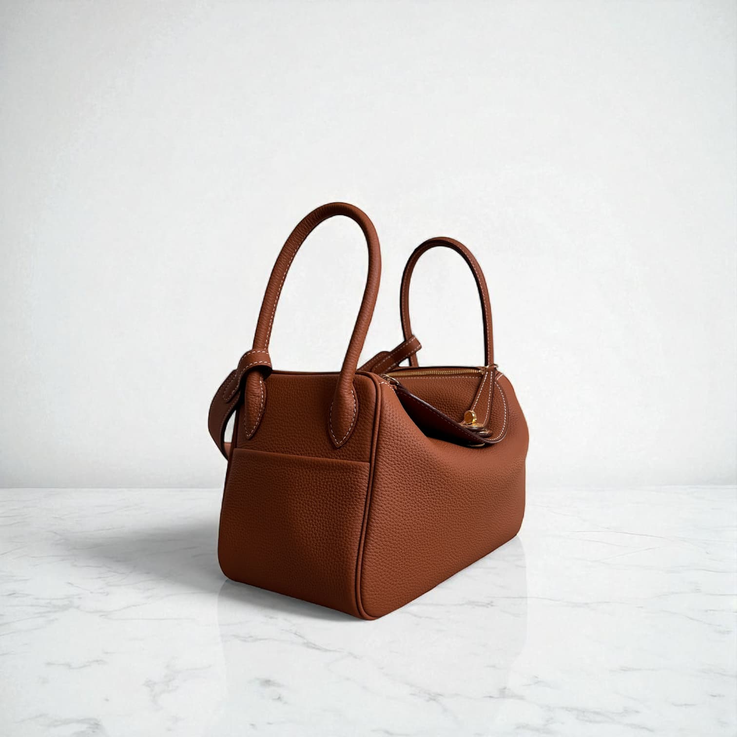 212 本革RDバッグ Mサイズ ブラウン / 肩掛けでも、手に持っても美しく見える計算されたハンドル設計