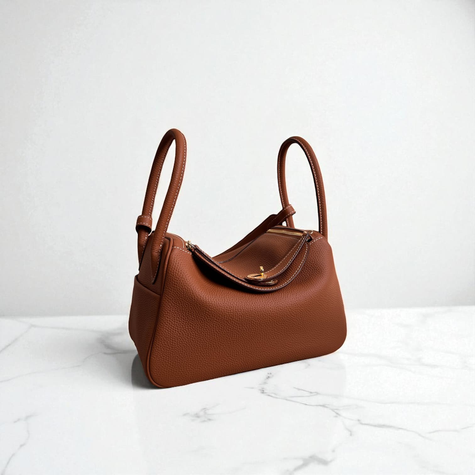 212 本革RDバッグ Mサイズ ブラウン / 肩掛けでも、手に持っても美しく見える計算されたハンドル設計