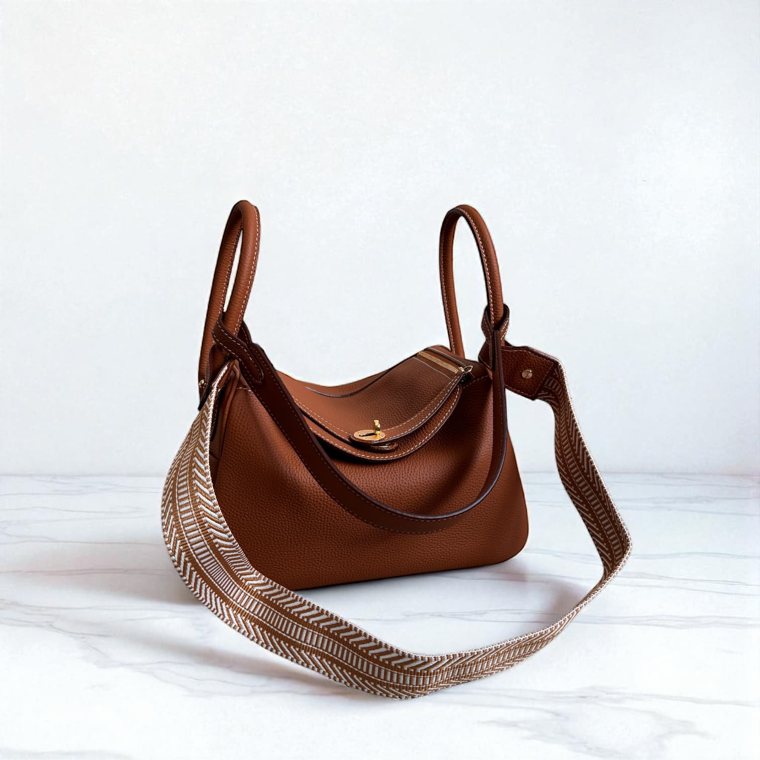 212 本革RDバッグ Mサイズ ブラウン / 肩掛けでも、手に持っても美しく見える計算されたハンドル設計