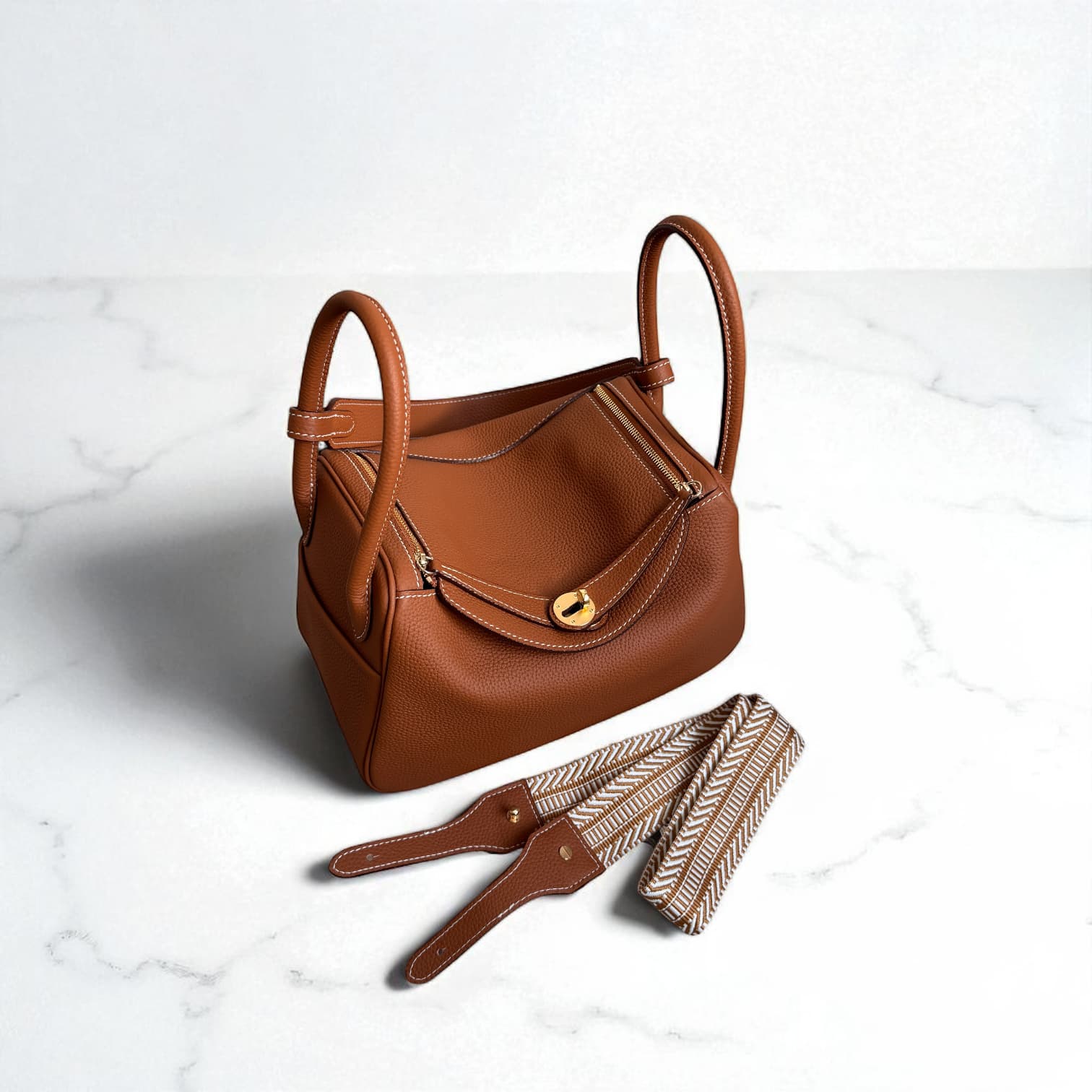 212 本革RDバッグ Mサイズ ブラウン / 肩掛けでも、手に持っても美しく見える計算されたハンドル設計