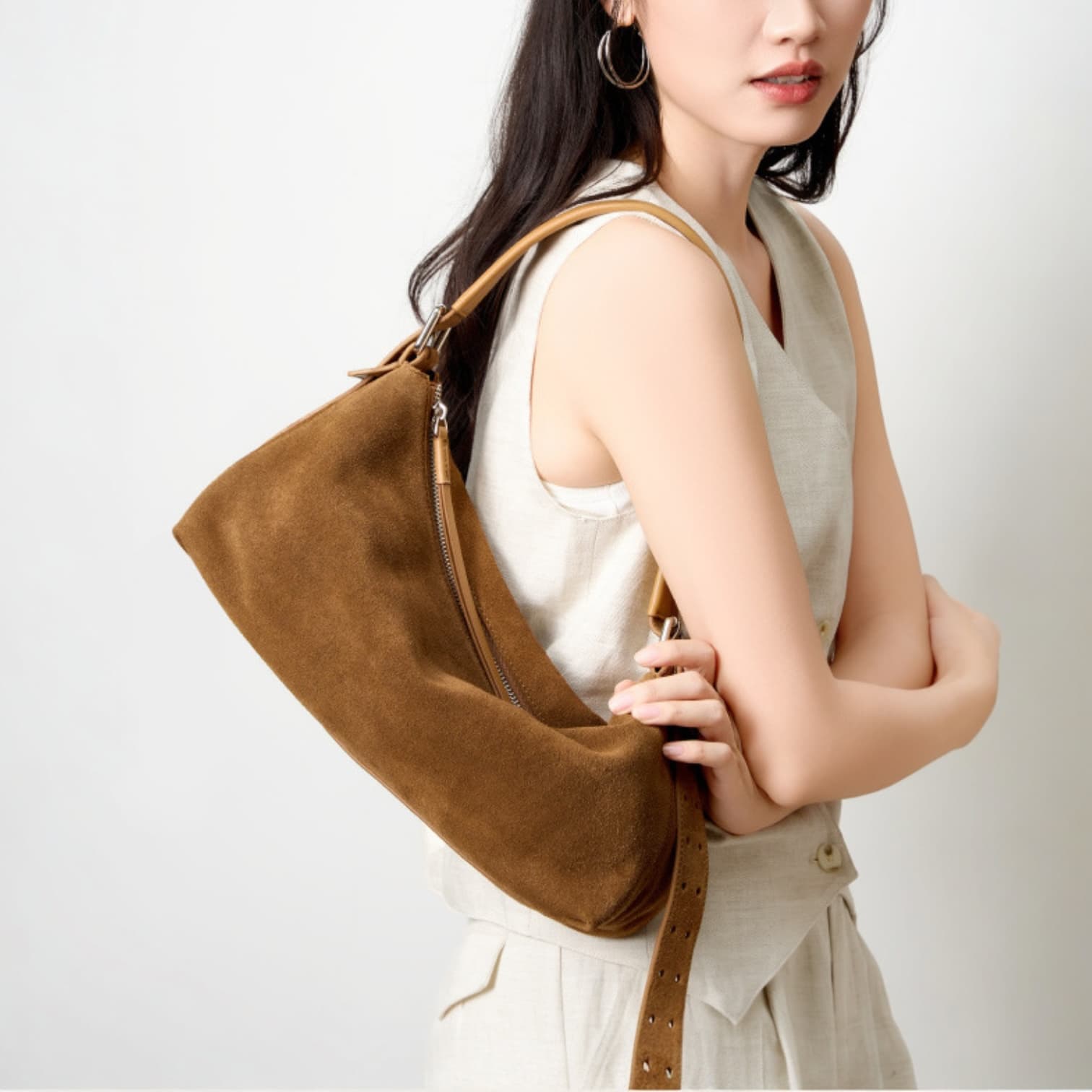 518 本革スウェードEWバッグ ライトブラウン – 秋冬コーデを引き立てる本革ショルダー ルビリア