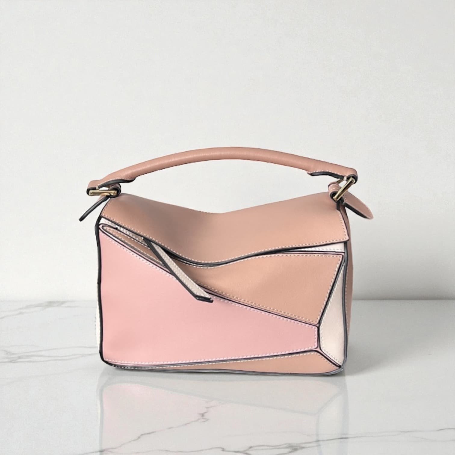 181 本革パズルバッグ ソフトピンク / 幾何学パズル風ステッチデザインで大人の余裕と遊び心を、ひとつのバッグに / ルビリア