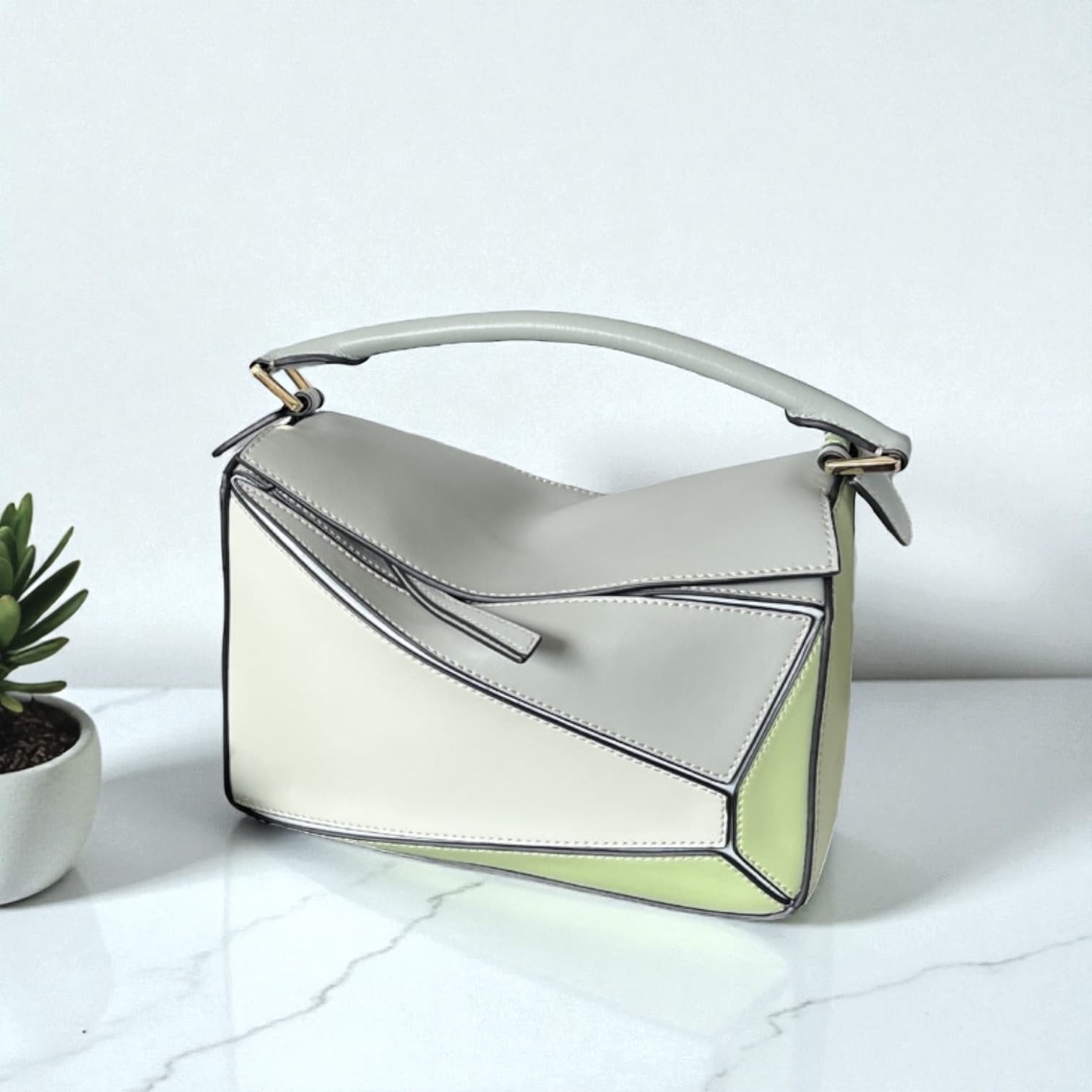 181 本革パズルバッグ ライトグリーン / 幾何学パズル風ステッチデザインで大人の余裕と遊び心を、ひとつのバッグに / ルビリア