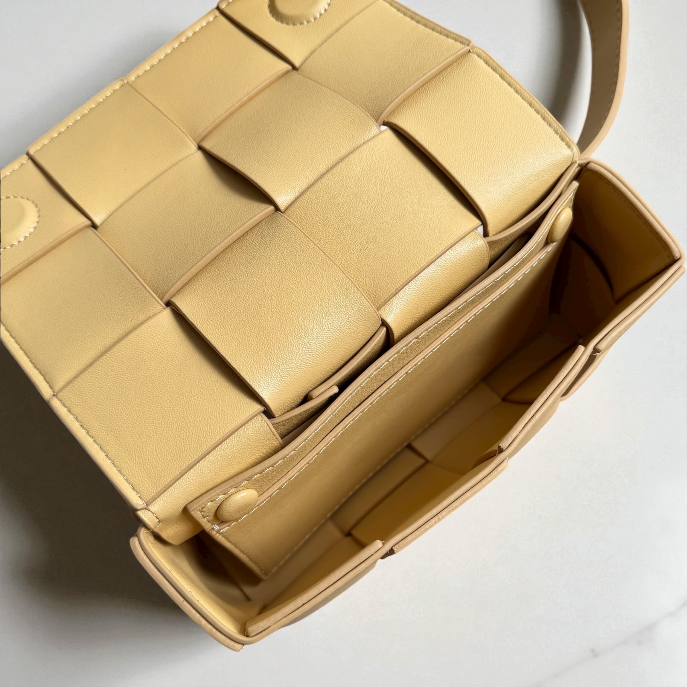 230 牛革編み込みミニバッグ