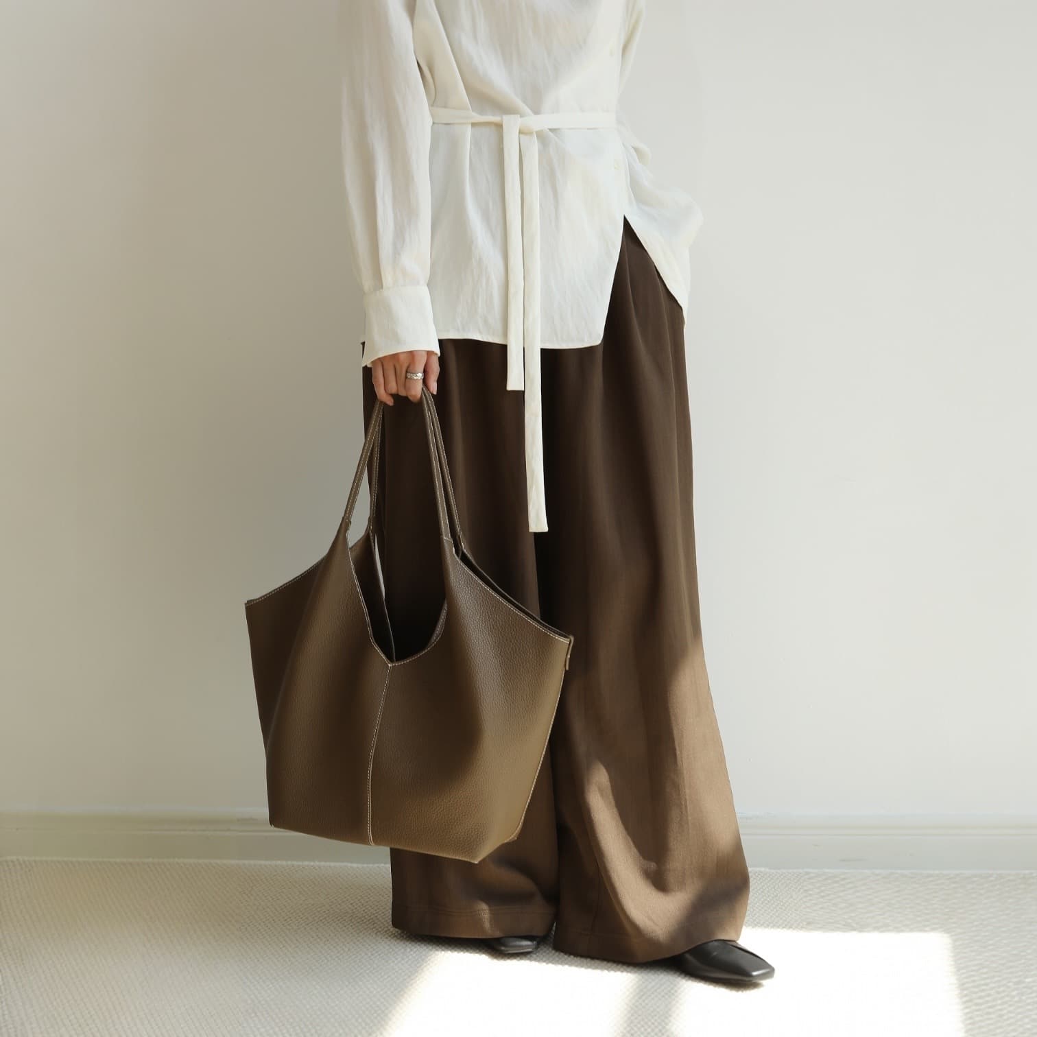 504 本革ショッパートートバッグ Mサイズ /ベージュ – 通勤にも使える上質トート ルビリア