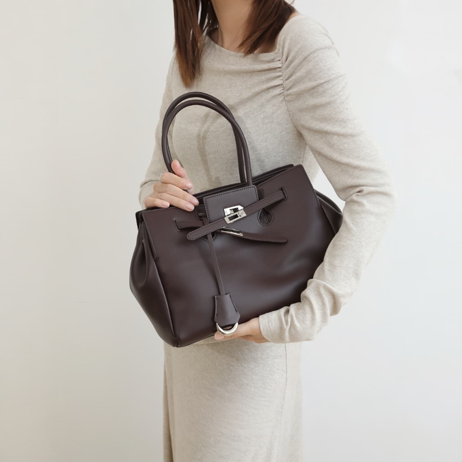 ニュースレター登録で10%OFF
牛革フロントベルトトートバッグ | MOCHA