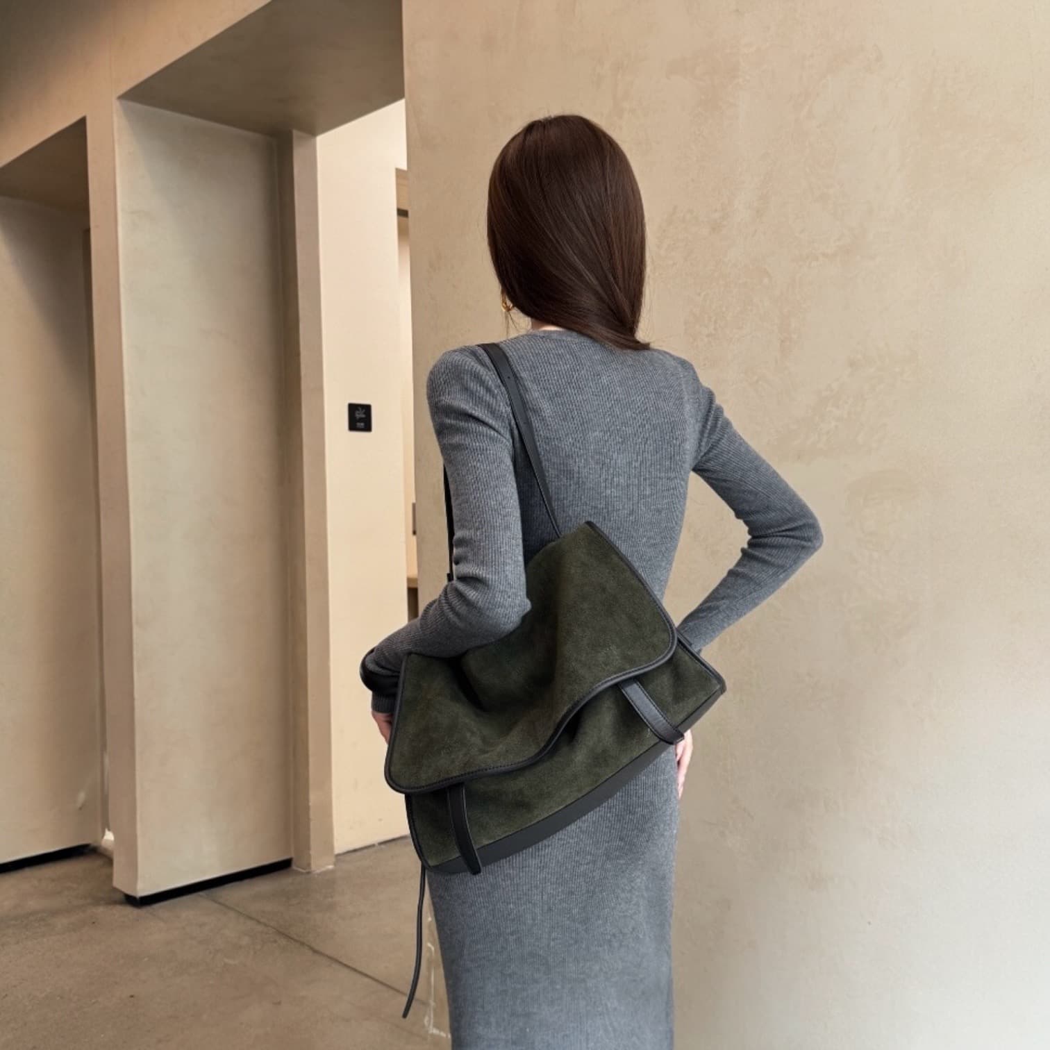 547 本革パイピングフラップバッグ M グリーン|PCが入ってもシルエットが上品 ルビリア