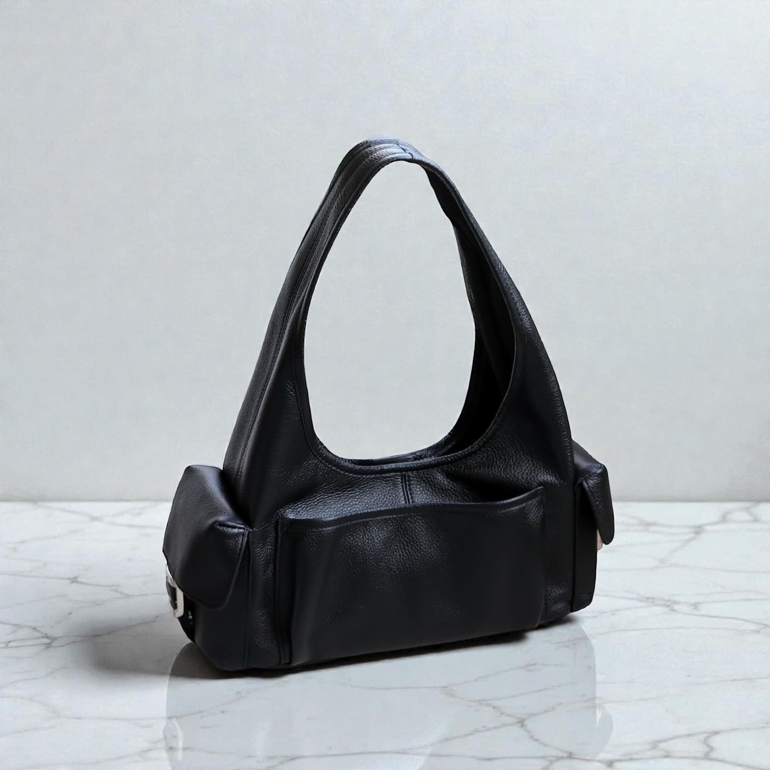 554 本革MPトライアングルバッグ ブラック|多ポケットで出し入れしやすいワンハンドル ルビリア