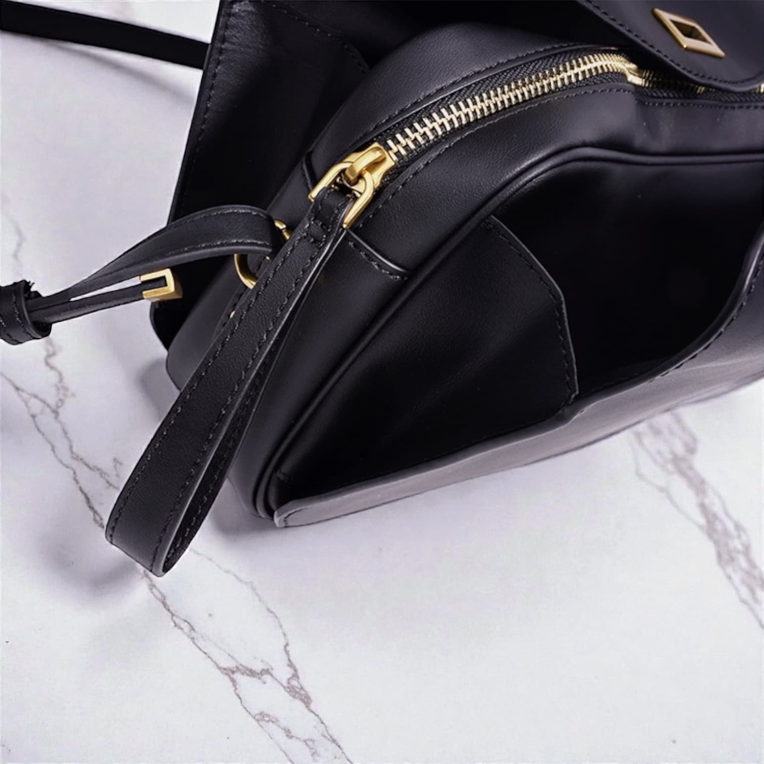 568本革Wフラップ多収納バッグ BLACK|前後2室+中央ZIPで整理できる軽量ショルダー ルビリア
