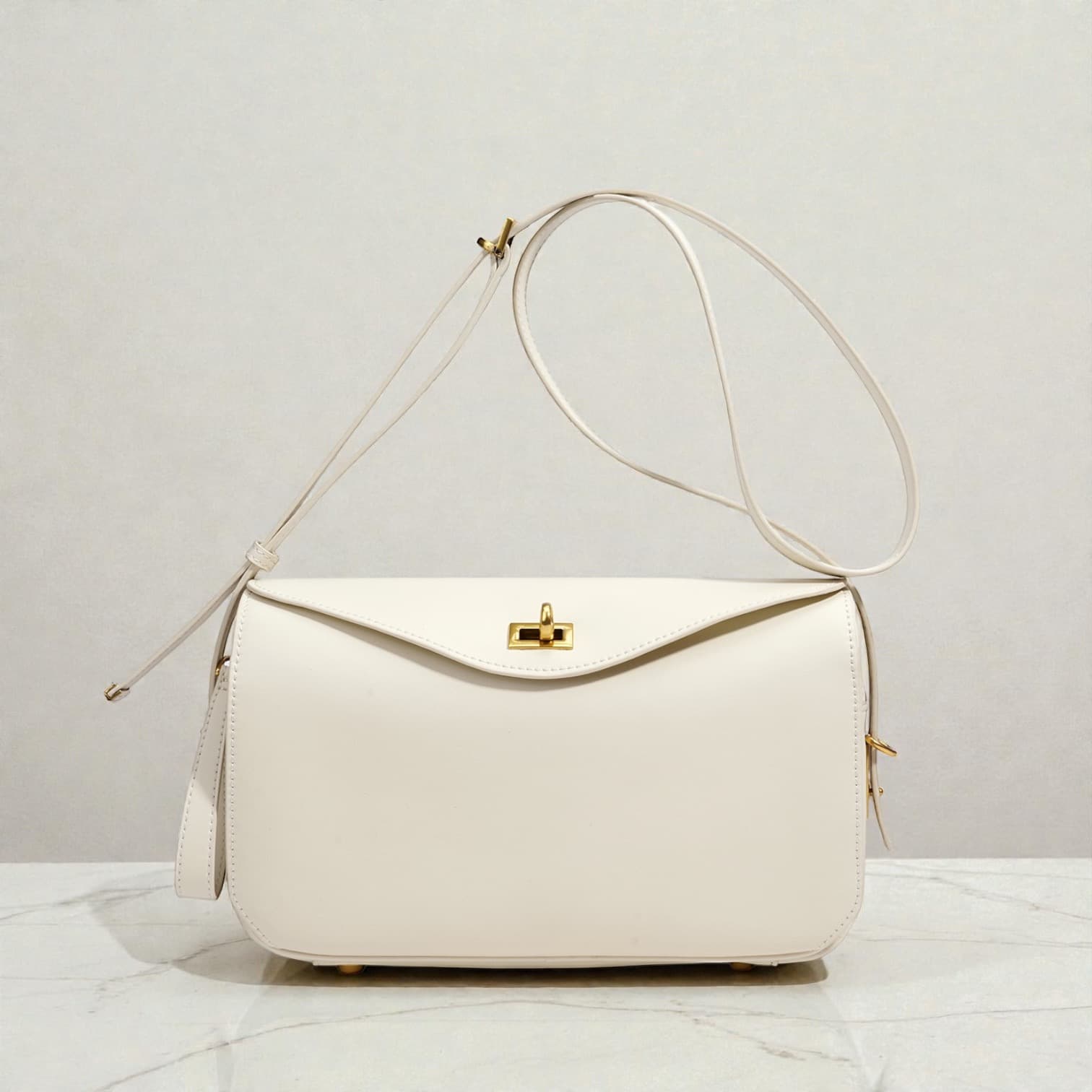 568本革Wフラップ多収納バッグ WHITE|前後2室+中央ZIPで整理できる軽量ショルダー ルビリア