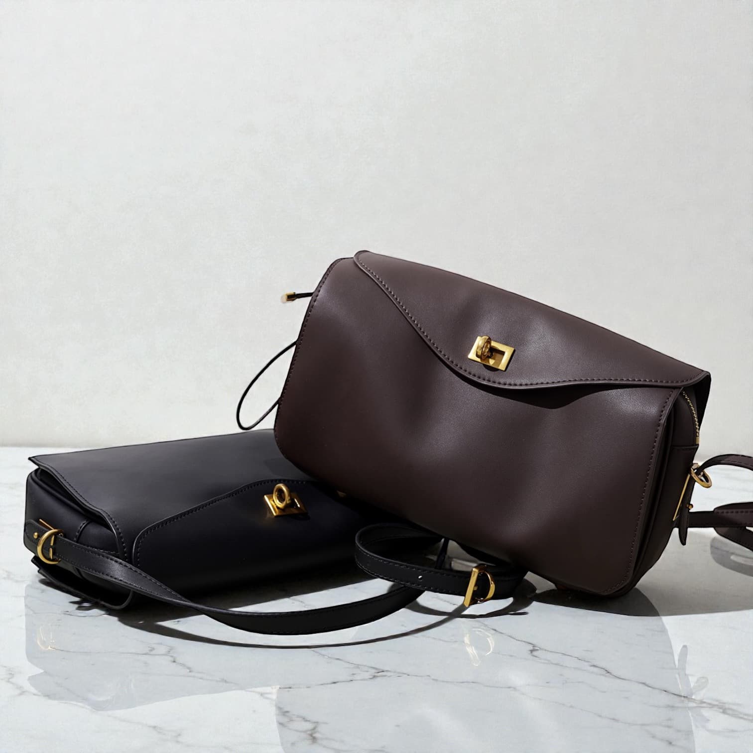 568本革Wフラップ多収納バッグ BLACK&COFFEE|前後2室+中央ZIPで整理できる軽量ショルダー ルビリア