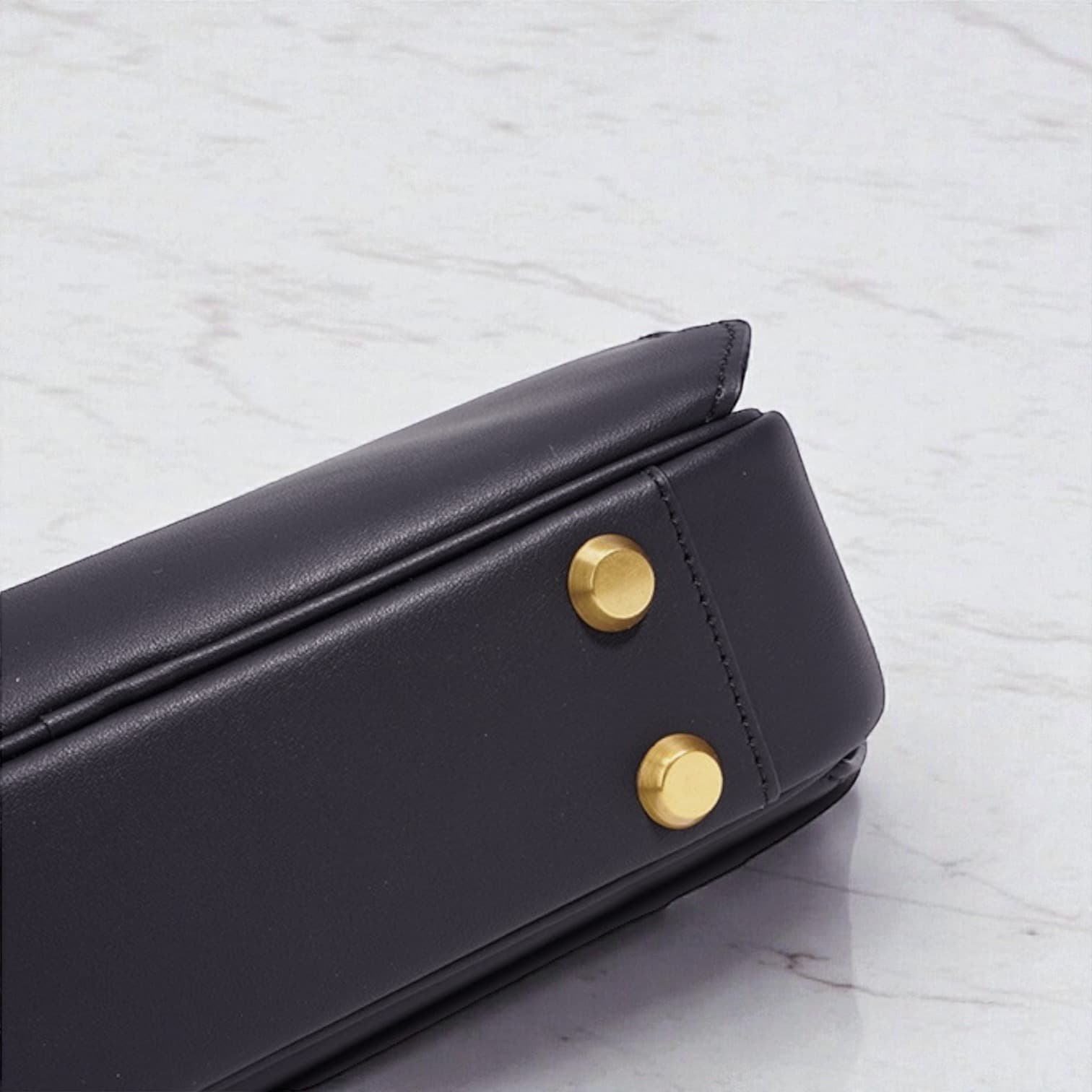 568本革Wフラップ多収納バッグ BLACK|前後2室+中央ZIPで整理できる軽量ショルダー ルビリア