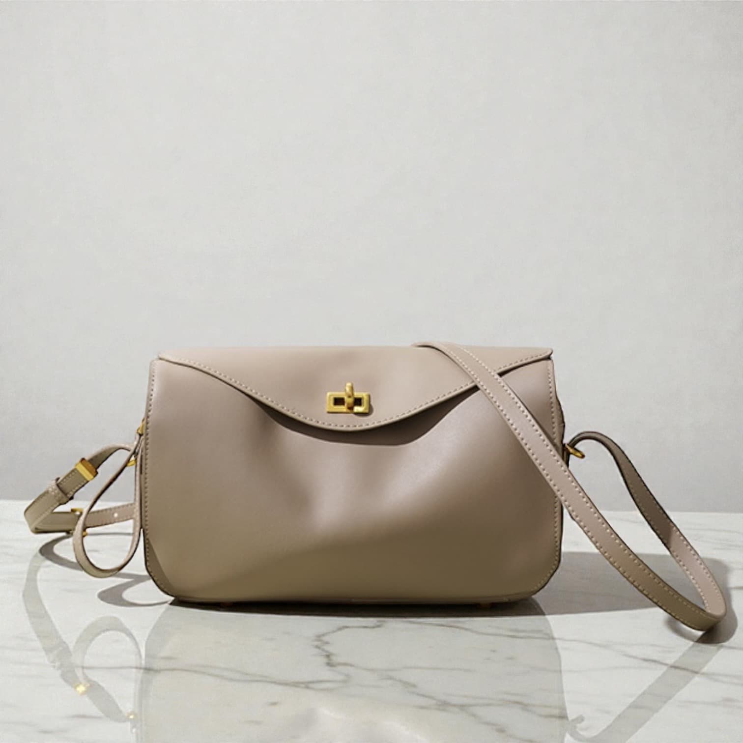 568本革Wフラップ多収納バッグ BEIGE|前後2室+中央ZIPで整理できる軽量ショルダー ルビリア