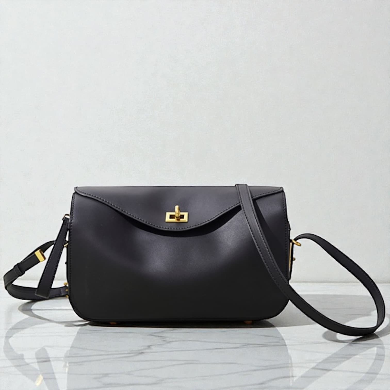 568本革Wフラップ多収納バッグ BLACK|前後2室+中央ZIPで整理できる軽量ショルダー ルビリア