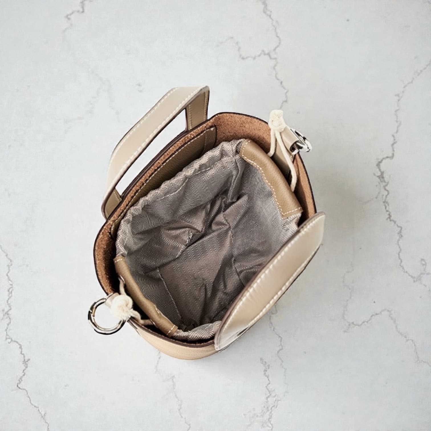 577 本革OVALハンドルバケットバッグ ベージュ 楕円ハンドルが映えるきちんとバッグ ルビリア