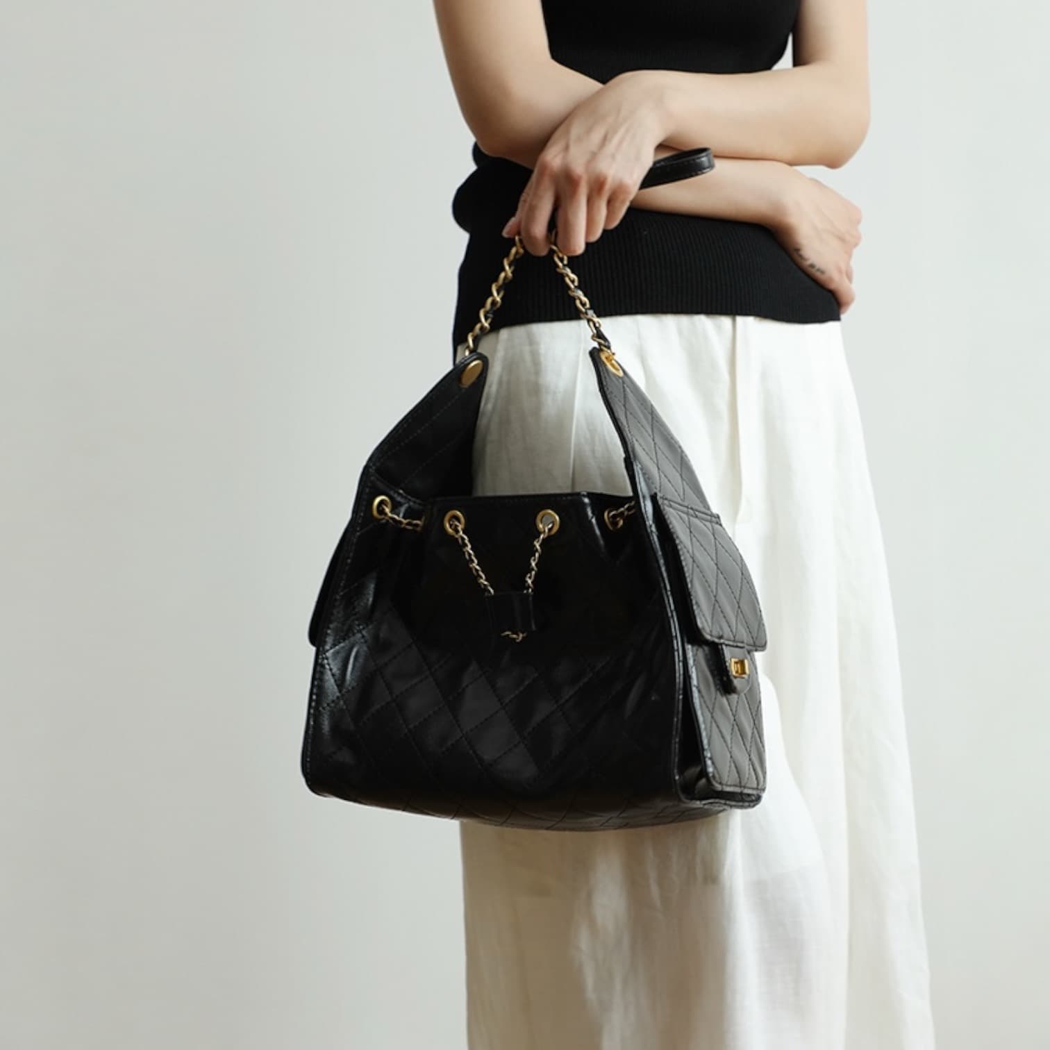 552 本革キルティング巾着バッグ BLACK|艶キルティングで上品見え ルビリア