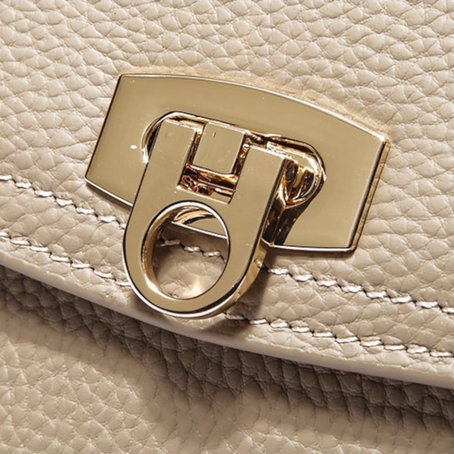 573 本革フラップスクエアーバッグ BEIGE きれいめ2WAYでセレモニー対応 ルビリア