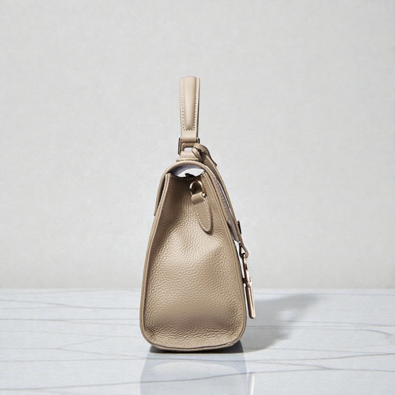 573 本革フラップスクエアーバッグ BEIGE きれいめ2WAYでセレモニー対応 ルビリア