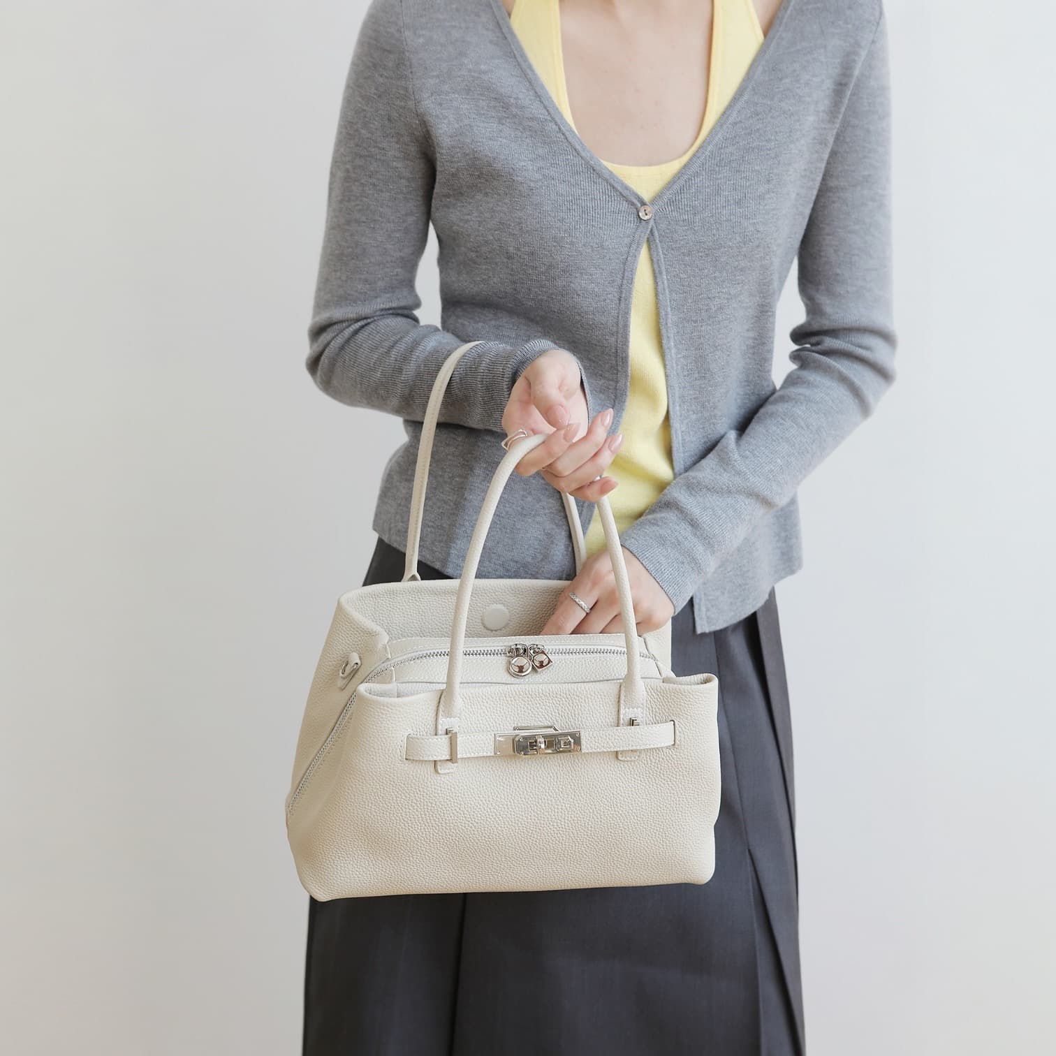 584 本革FBストラクチャードバッグ ホワイト|大開口ファスナーで出し入れ快適 ルビリア