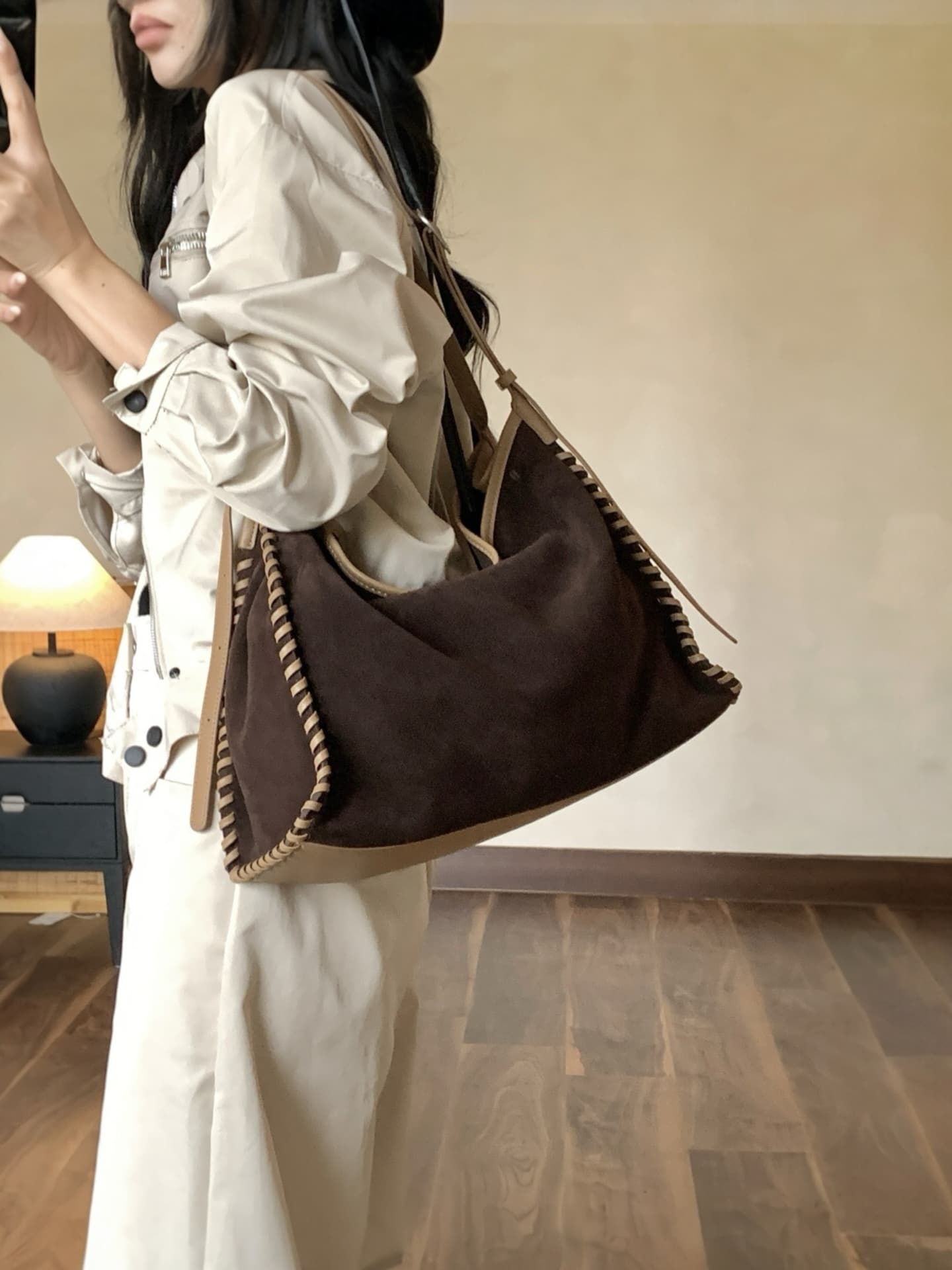 オススメ牛革スウェードバッグのモデル着用画像|LUVILIA