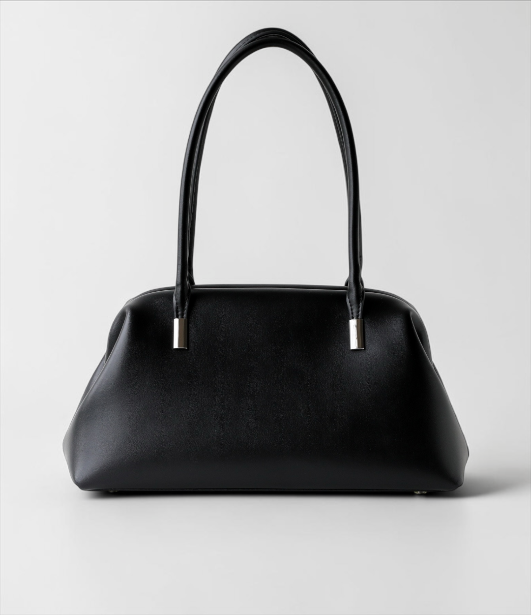 LUVILIA 638 BLACKの正面。横長の本体と長い持ち手。