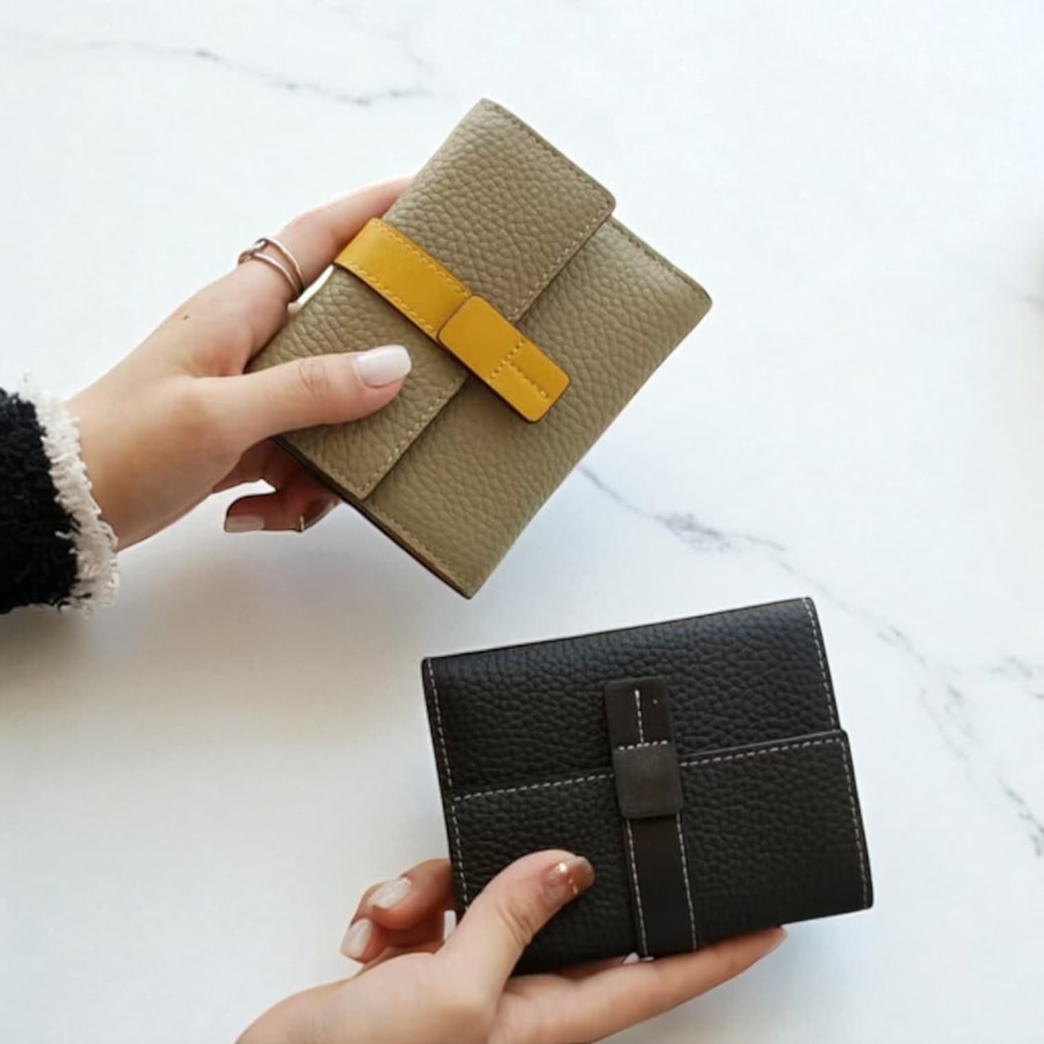 023 本革FBミニウォレット ベージュ ブラック / 高級感と使いやすさを兼ね備えた理想の三つ折りミニ財布 / ルビリア