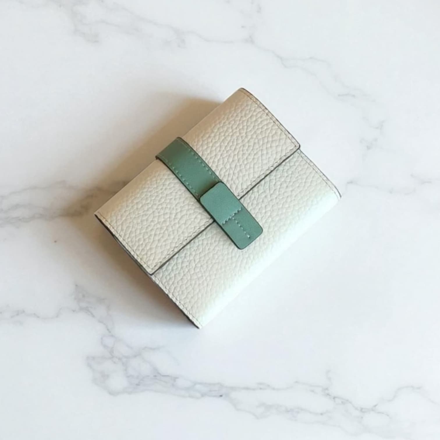 023 本革FBミニウォレット ホワイト / 高級感と使いやすさを兼ね備えた理想の三つ折りミニ財布 / ルビリア