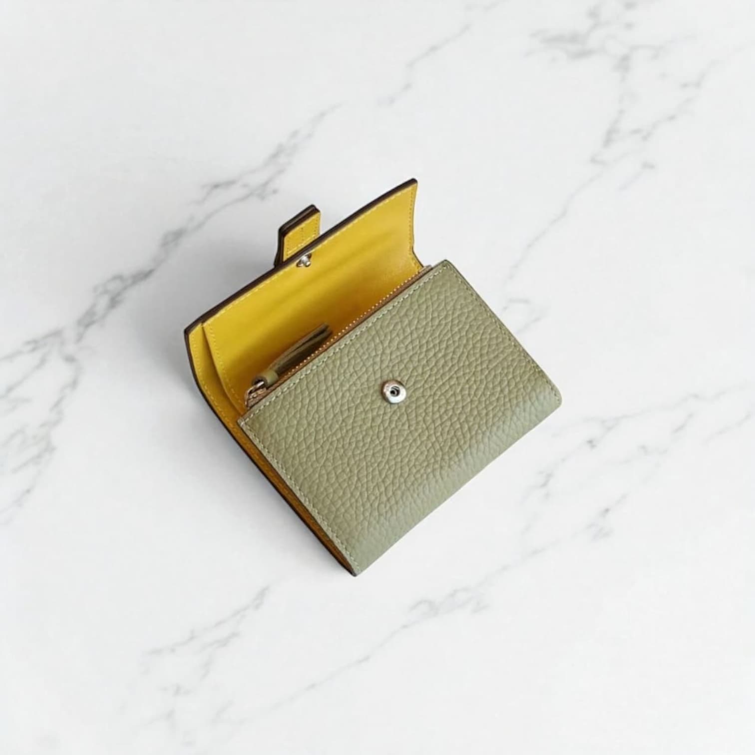 023 本革FBミニウォレット ベージュ / 高級感と使いやすさを兼ね備えた理想の三つ折りミニ財布 / ルビリア