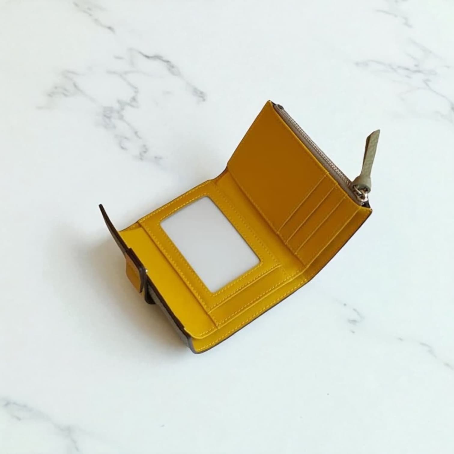 023 本革FBミニウォレット ベージュ / 高級感と使いやすさを兼ね備えた理想の三つ折りミニ財布 / ルビリア