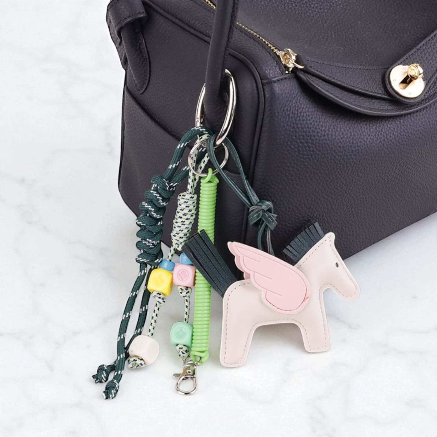 031 ペガサスチャーム ホワイト グリーン / その日の気分で組み合わせ自由なバッグアクセサリー / ルビリア