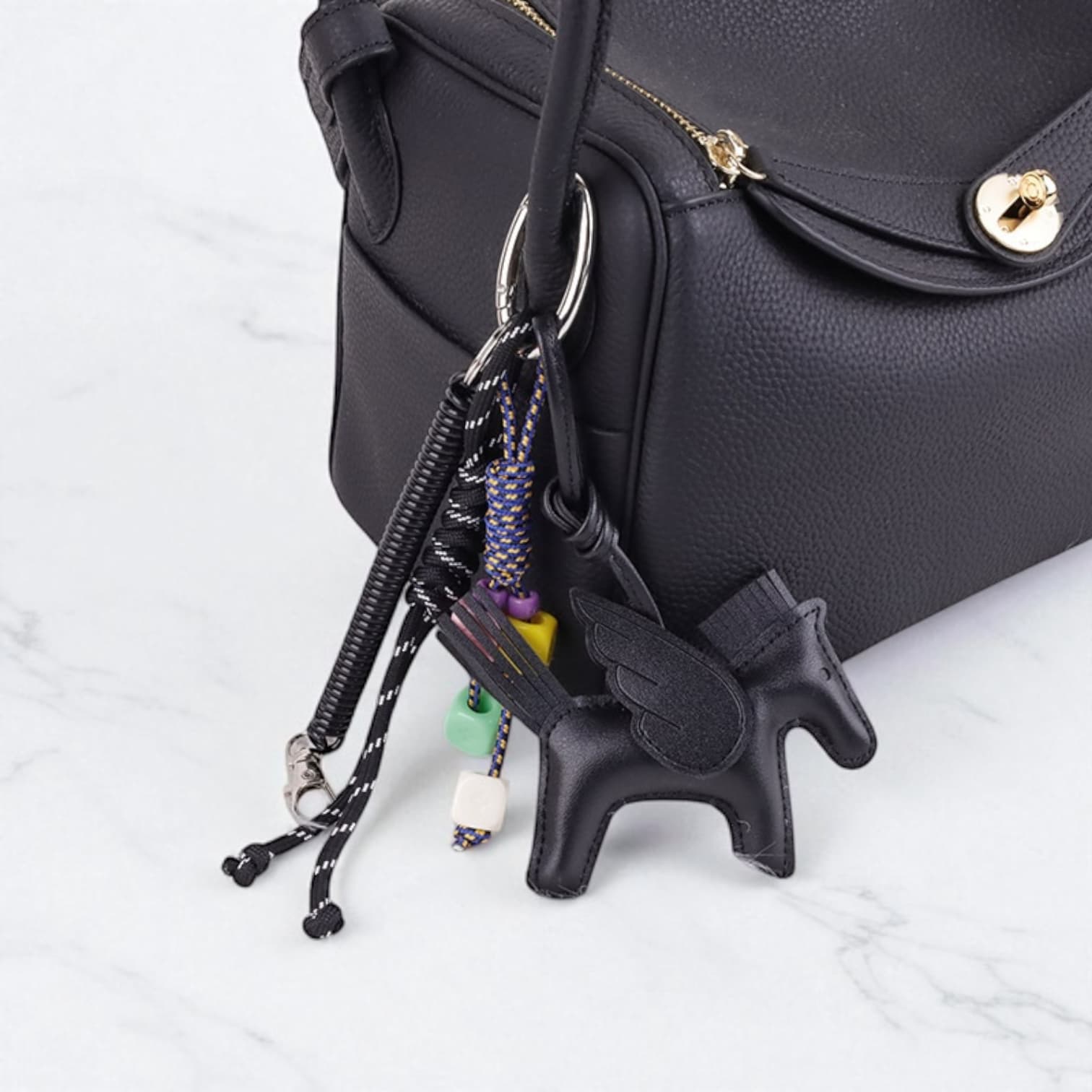 031 ペガサスチャーム ブラック / その日の気分で組み合わせ自由なバッグアクセサリー / ルビリア