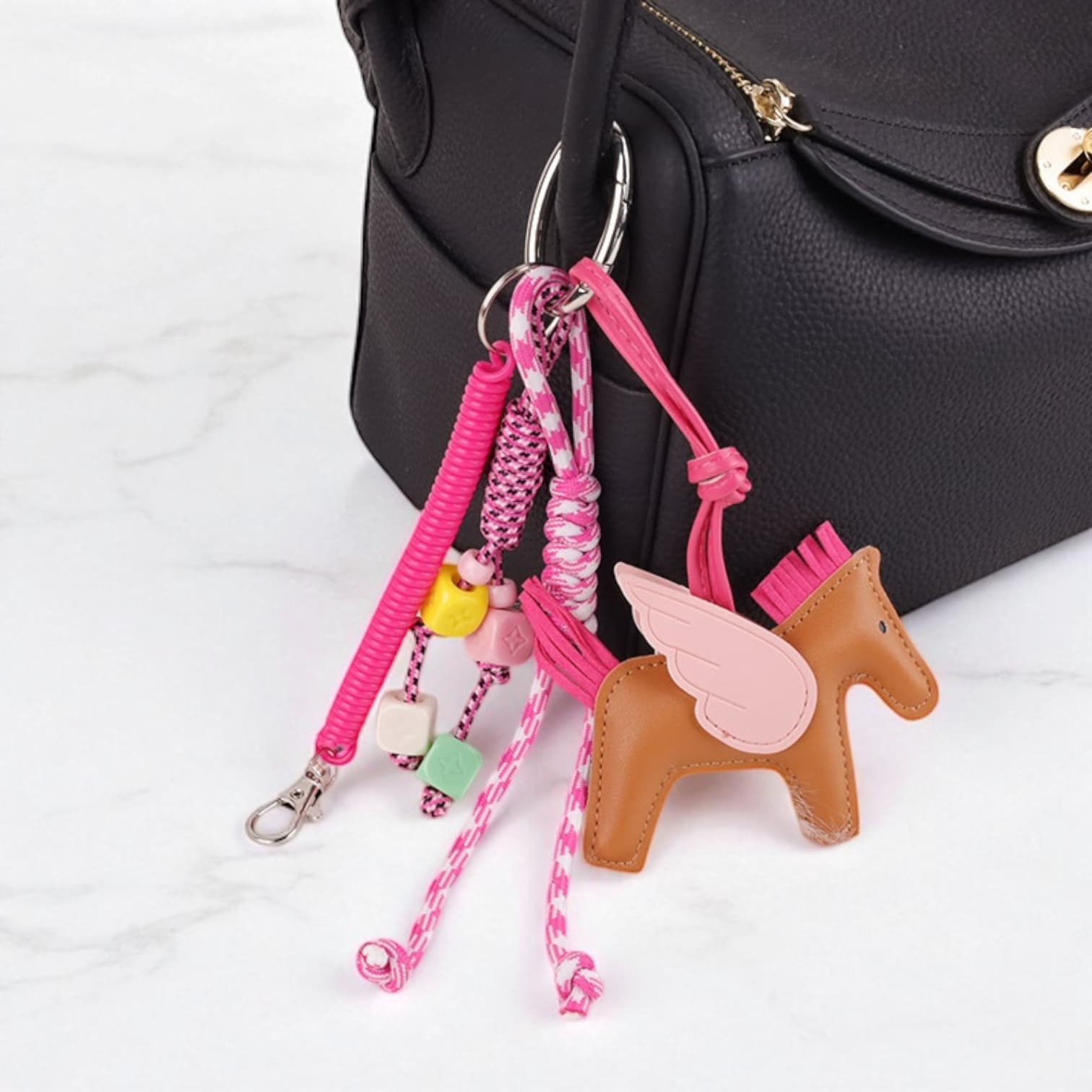 031 ペガサスチャーム ブラウン ピンク / その日の気分で組み合わせ自由なバッグアクセサリー / ルビリア