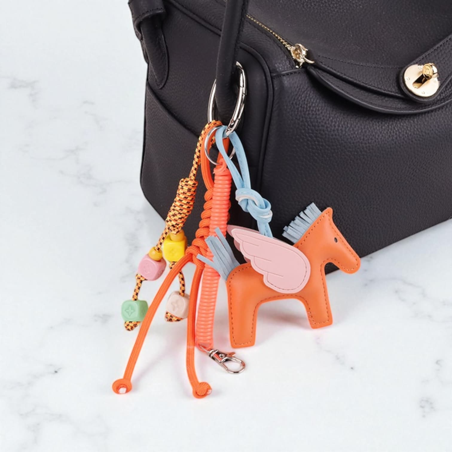 031 ペガサスチャーム オレンジ / その日の気分で組み合わせ自由なバッグアクセサリー / ルビリア