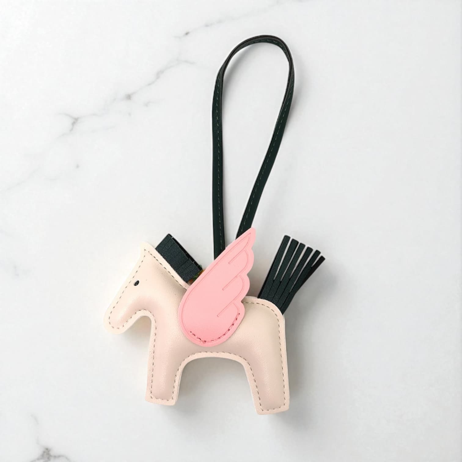 031 ペガサスチャーム アイボリー / その日の気分で組み合わせ自由なバッグアクセサリー / ルビリア