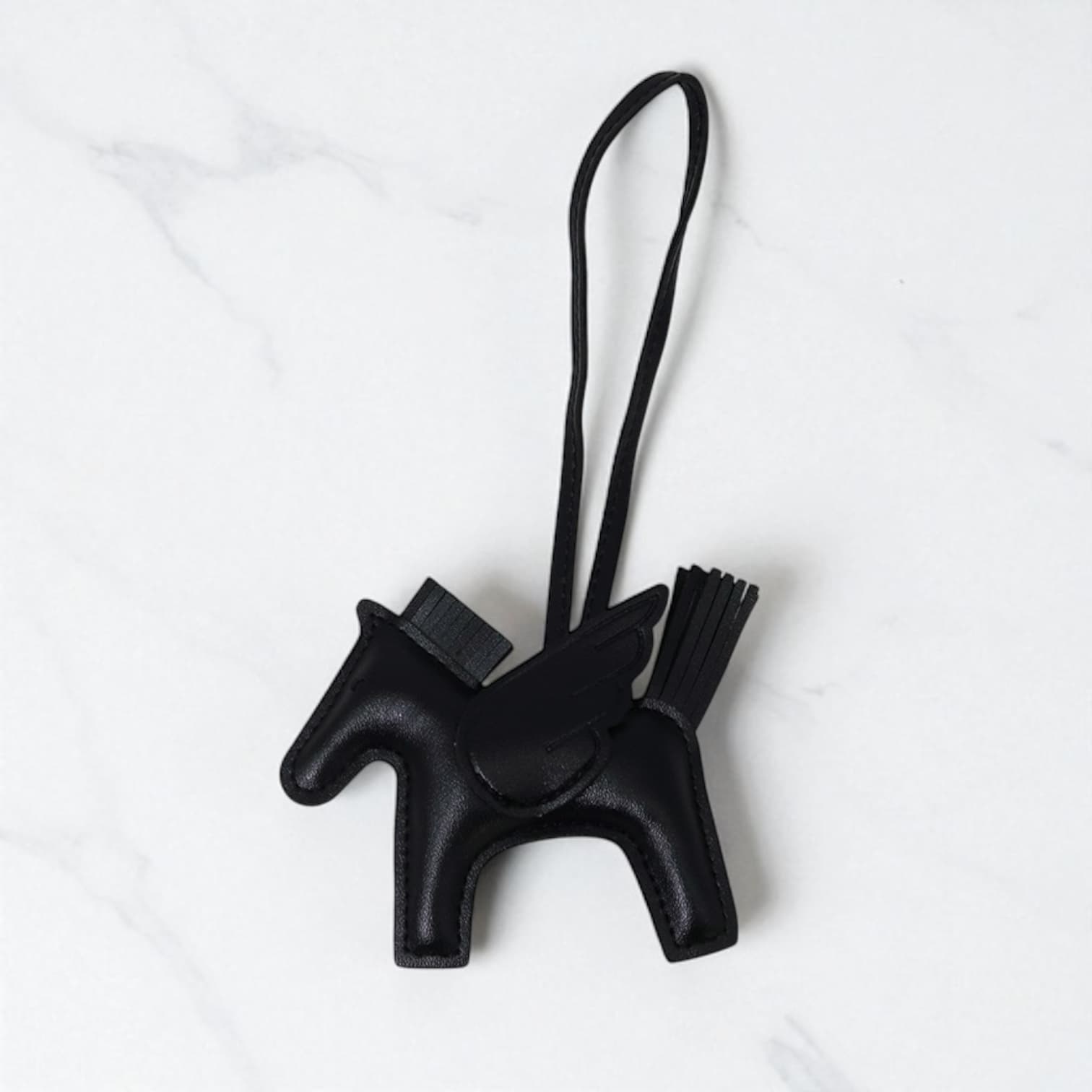 031 ペガサスチャーム ブラック / その日の気分で組み合わせ自由なバッグアクセサリー / ルビリア