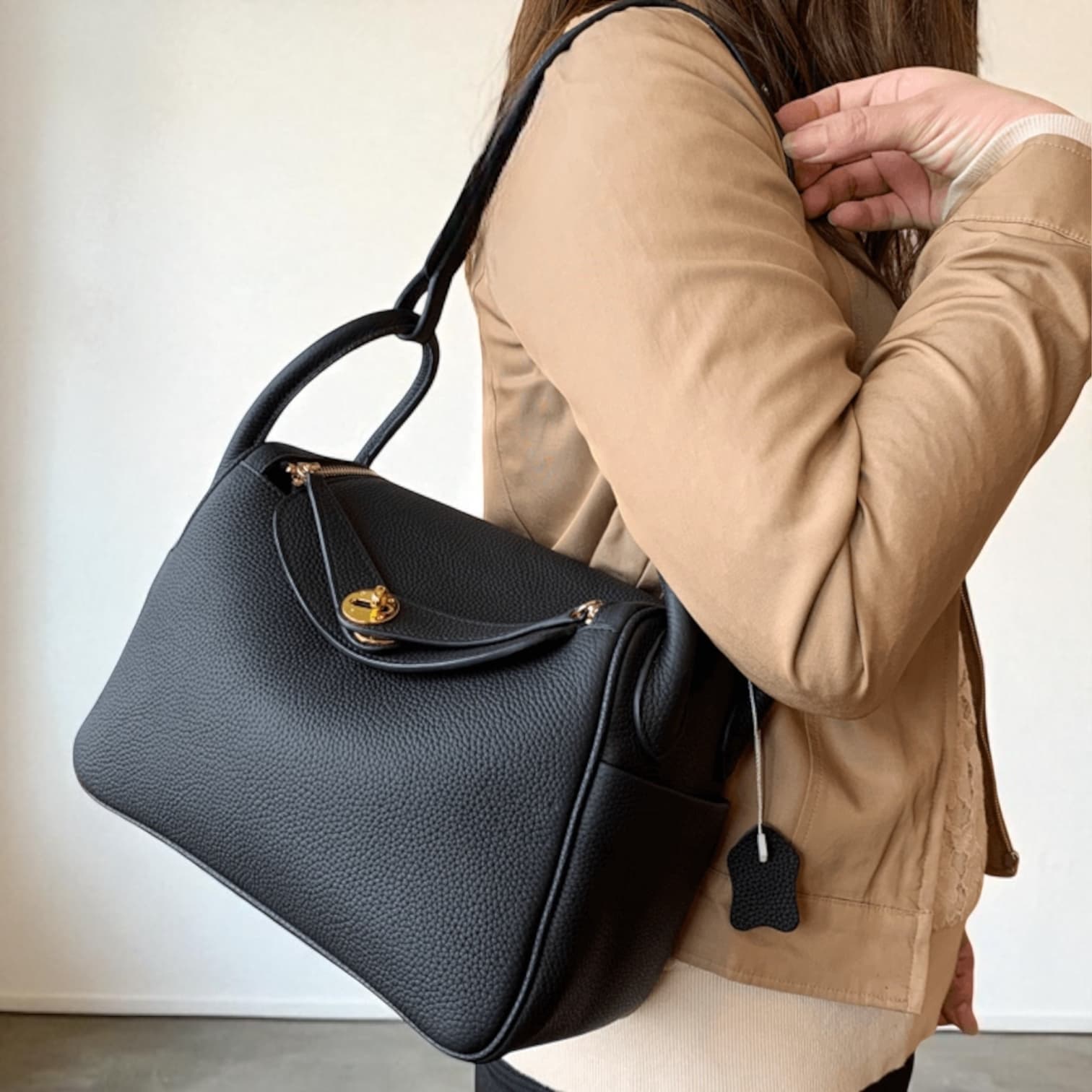 212 牛革RDバッグ Mサイズ ブラック / 肩掛けでも、手に持っても美しく見える計算されたハンドル設計