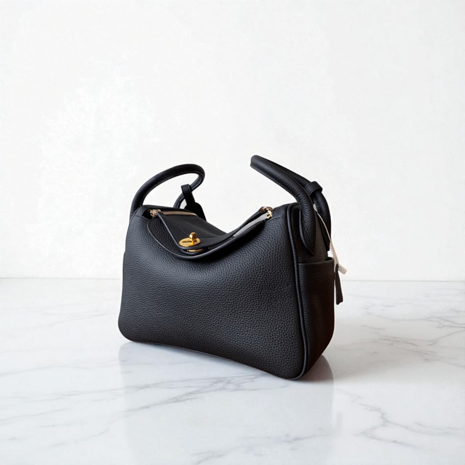 212 牛革RDバッグ Mサイズ ブラック / 肩掛けでも、手に持っても美しく見える計算されたハンドル設計