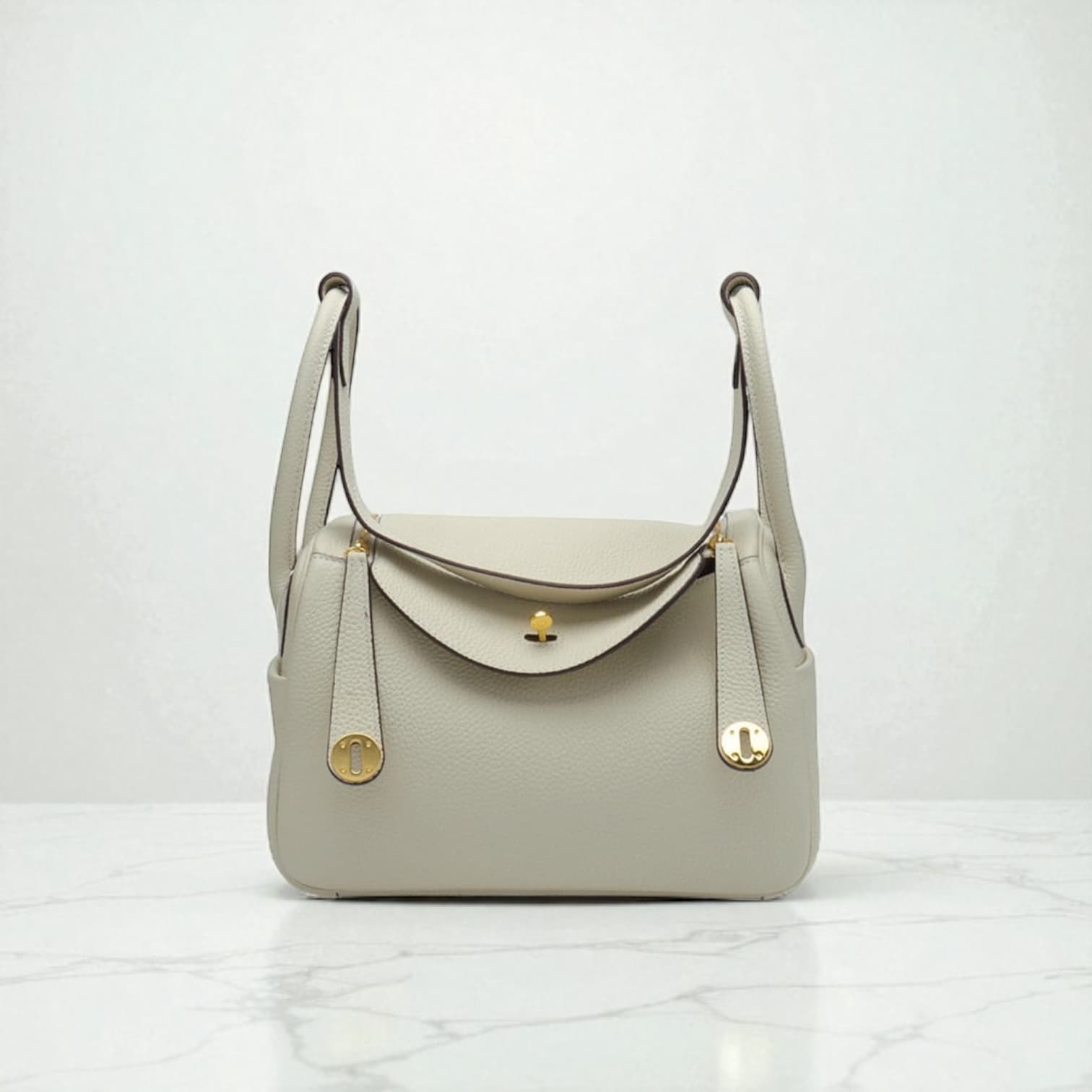 212 牛革RDバッグ Mサイズ ホワイト / 肩掛けでも、手に持っても美しく見える計算されたハンドル設計